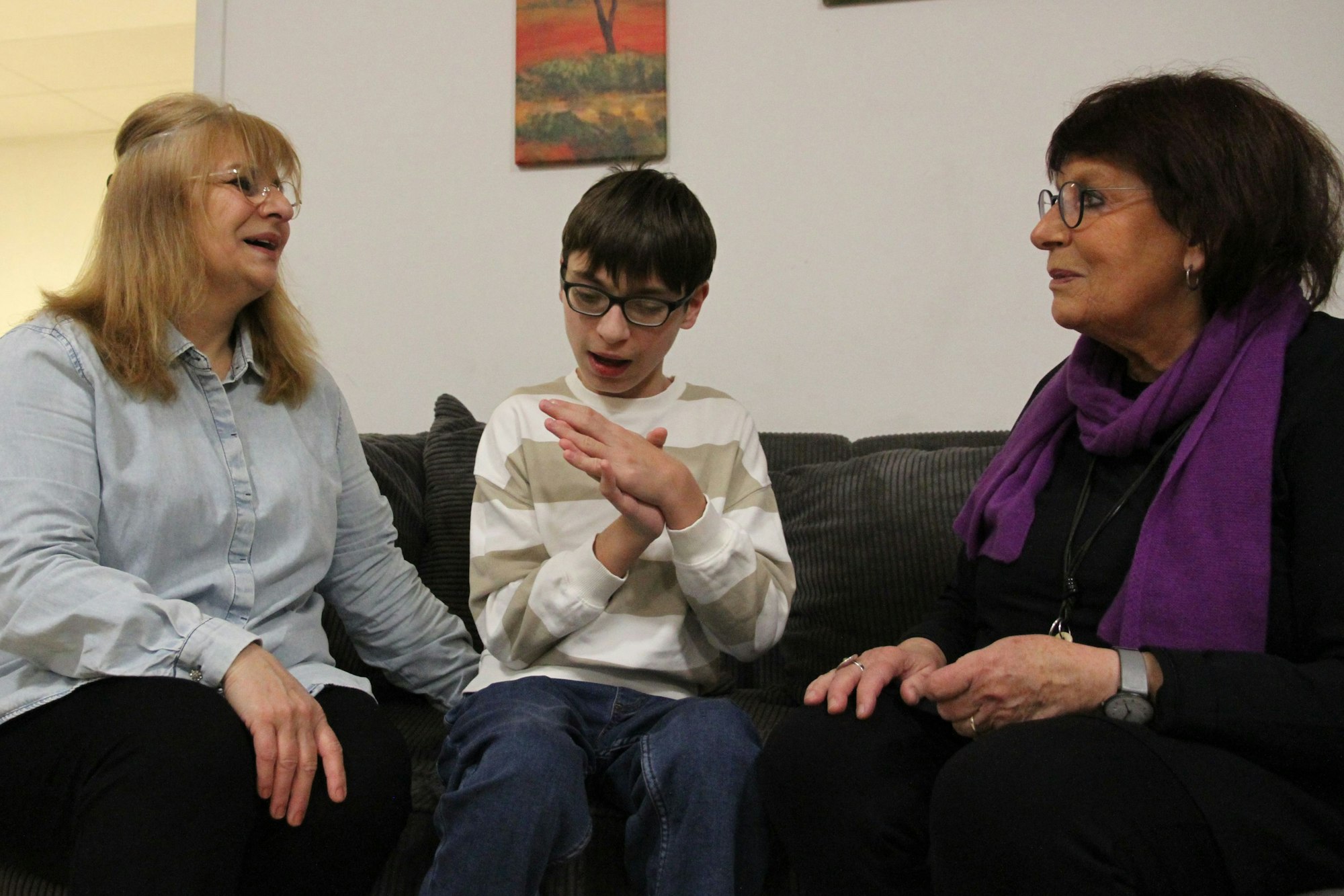 Einer Familie aus Georgien mit einem behinderten Kind droht die Abschiebung, Nani Ninua mit ihrem Sohn Bagrat und Christa Feld von der Flüchtlingsinitiative Lohmar-Siegburg e.V.