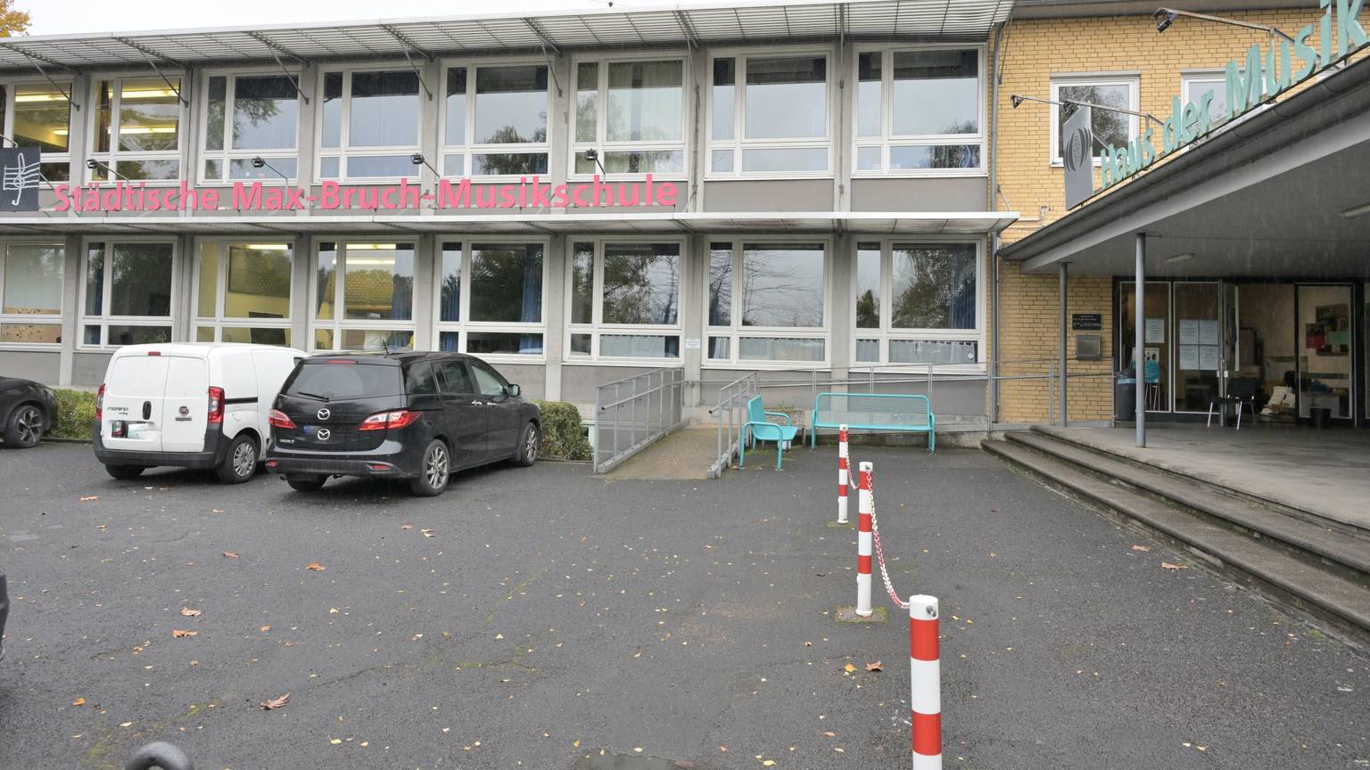 Die Gebäudefront ist zu sehen. Vor dem Eingang ist eine Rampe.