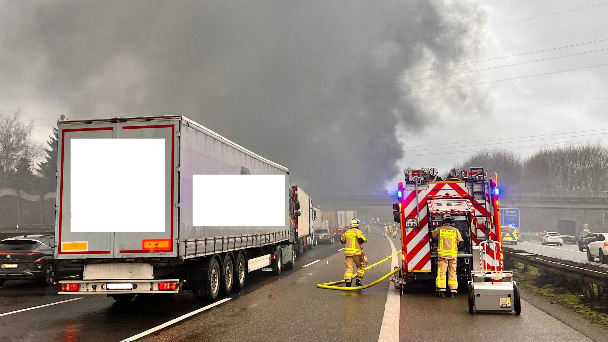 Die Rauchwolke über der A2 bei Gladbeck war schon von Weitem zu sehen.