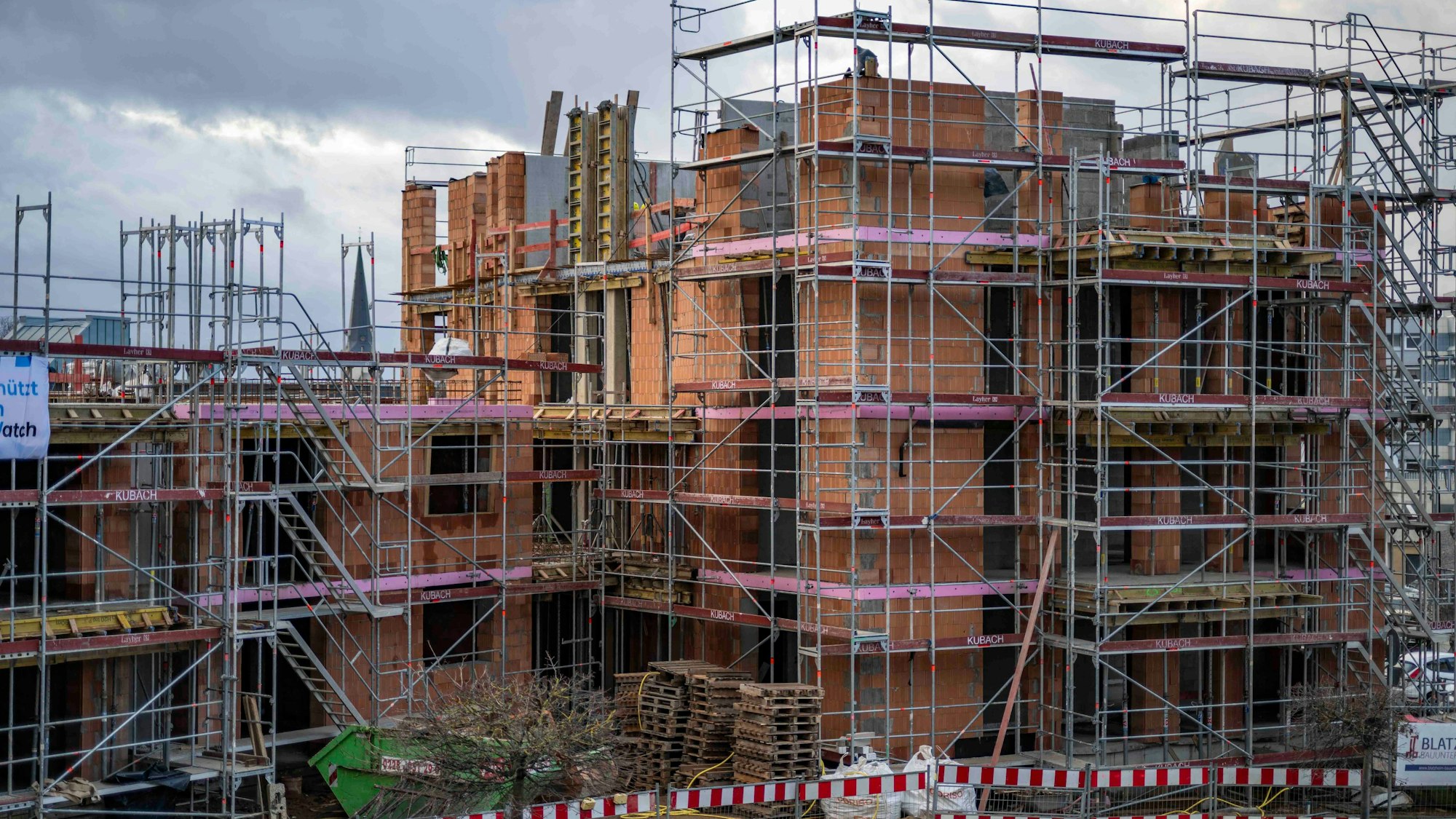 An einem mehrstöckigen Neubau in Euskirchen stehen die Gerüste.