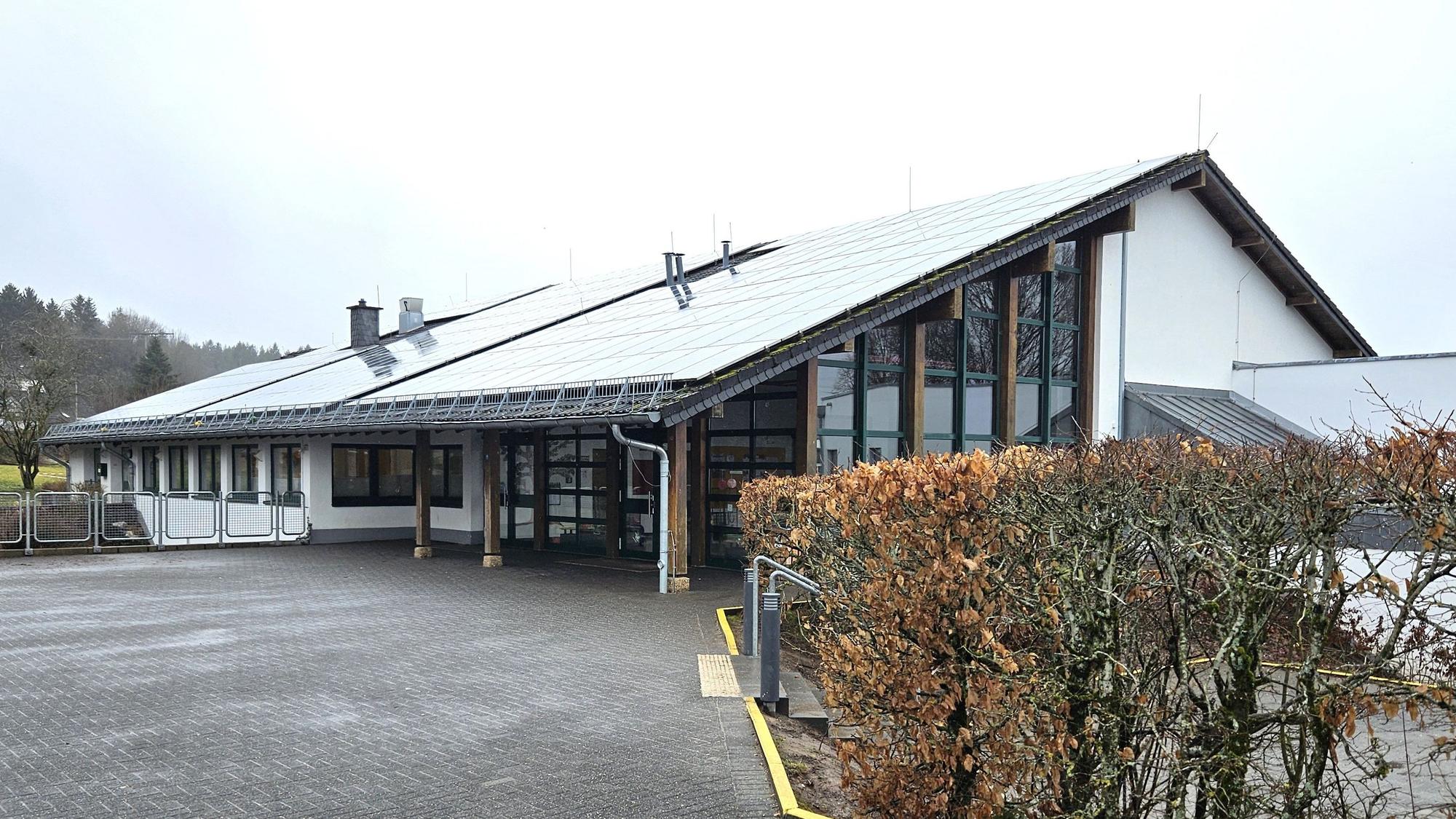 Blick auf das Hauptgebäude der Sistiger Grundschule.