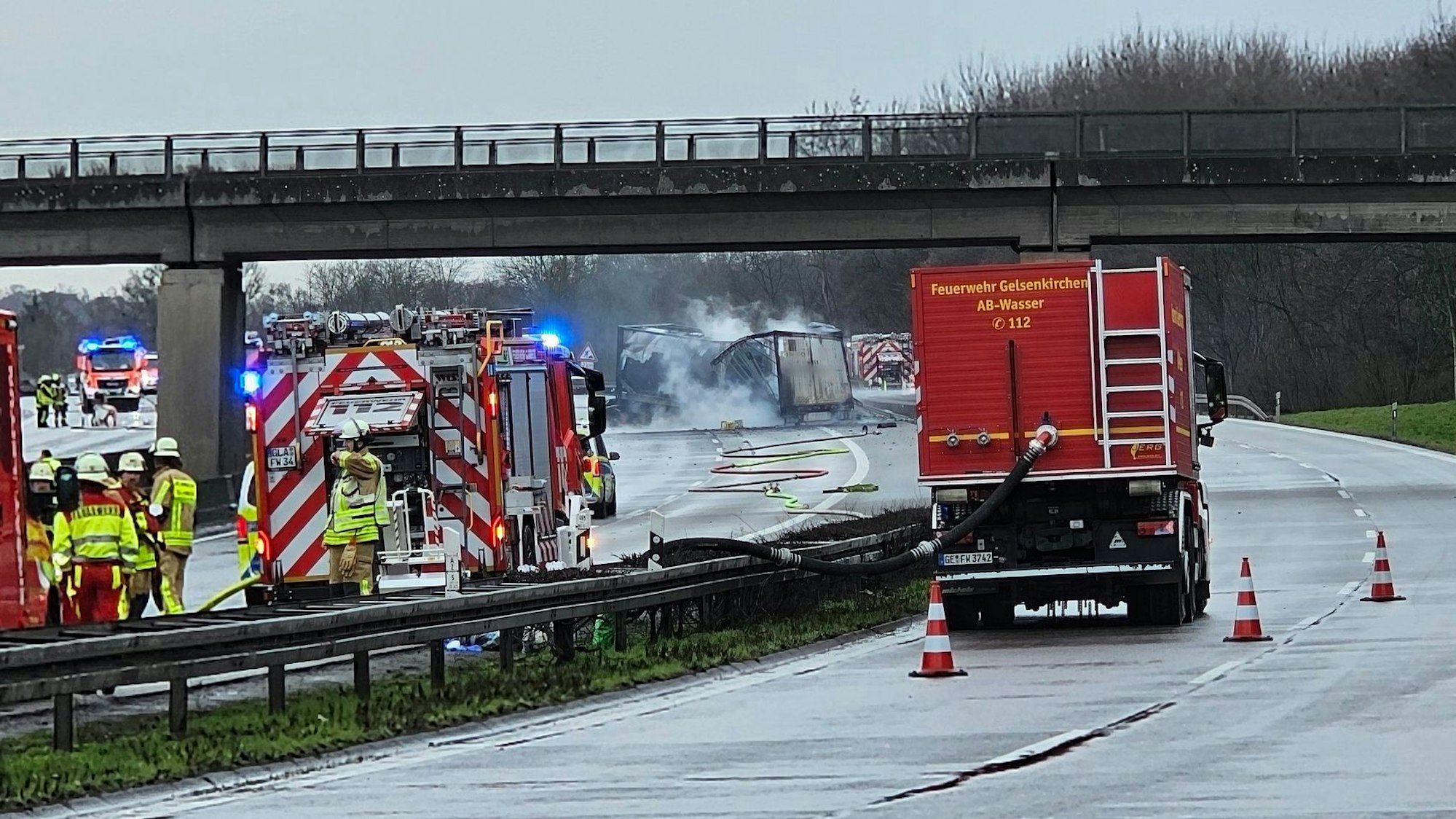 Nach dem tödlichen Lkw-Unfall auf der A2 bei Bottrop bleibt die Strecke dicht.