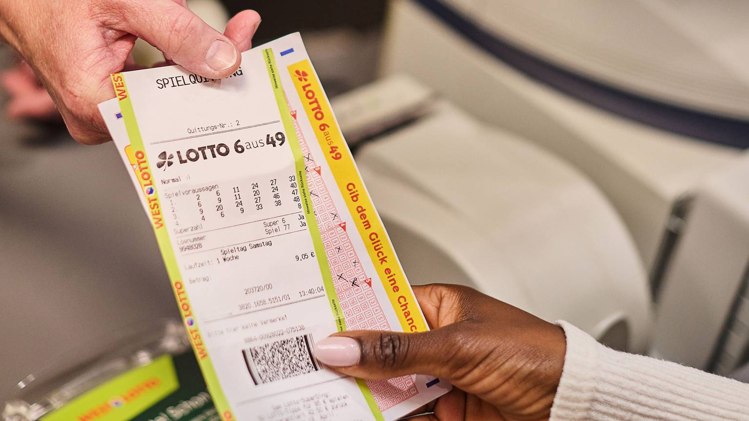 Das Bild zeigt einen Lotto 6aus49-Spielschein von WestLotto, auf dem mehrere Tippfelder ausgefüllt sind.