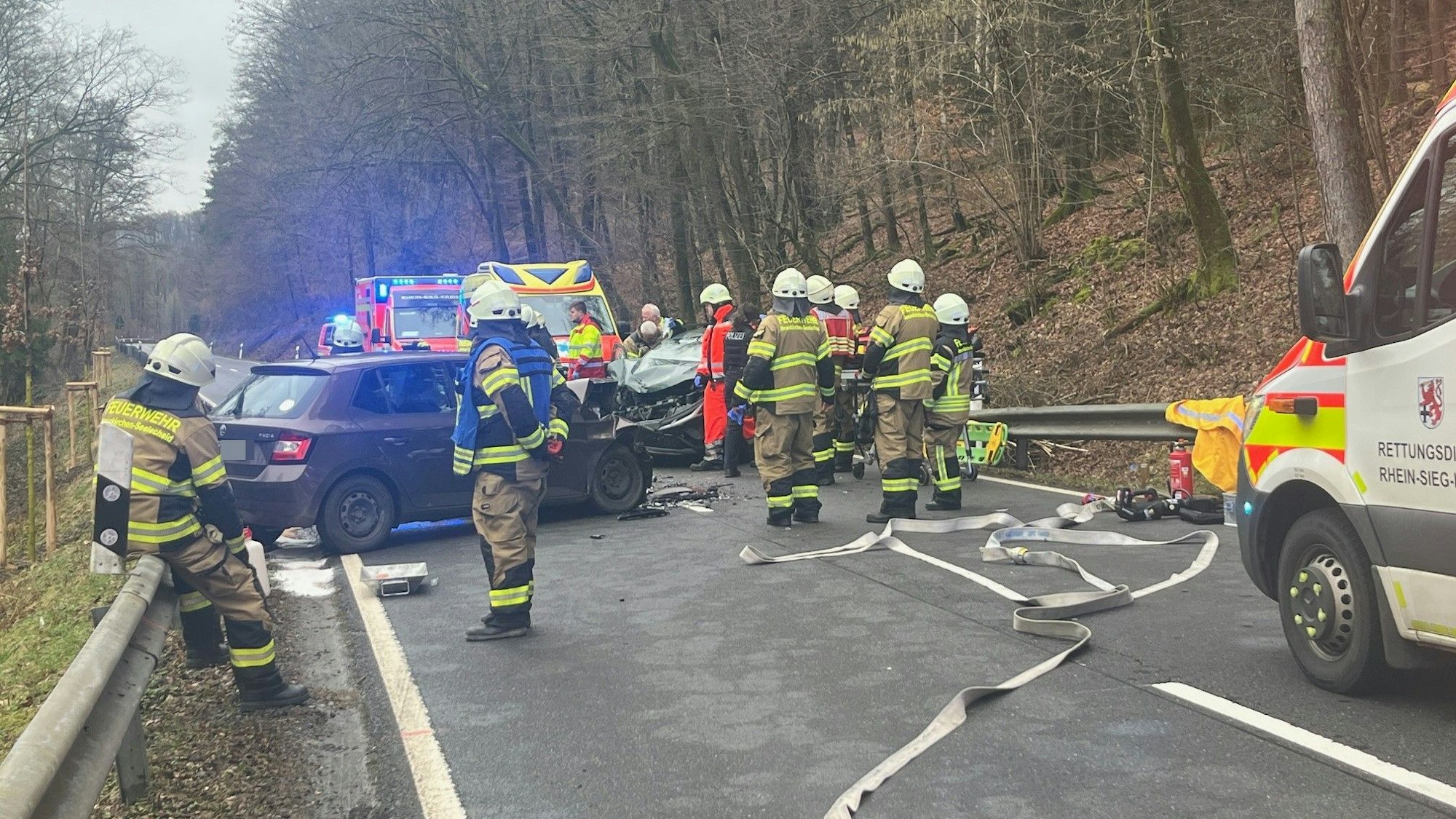 Die Feuerwehr musste die schwer verletzte Frau aus ihrem Auto befreien.