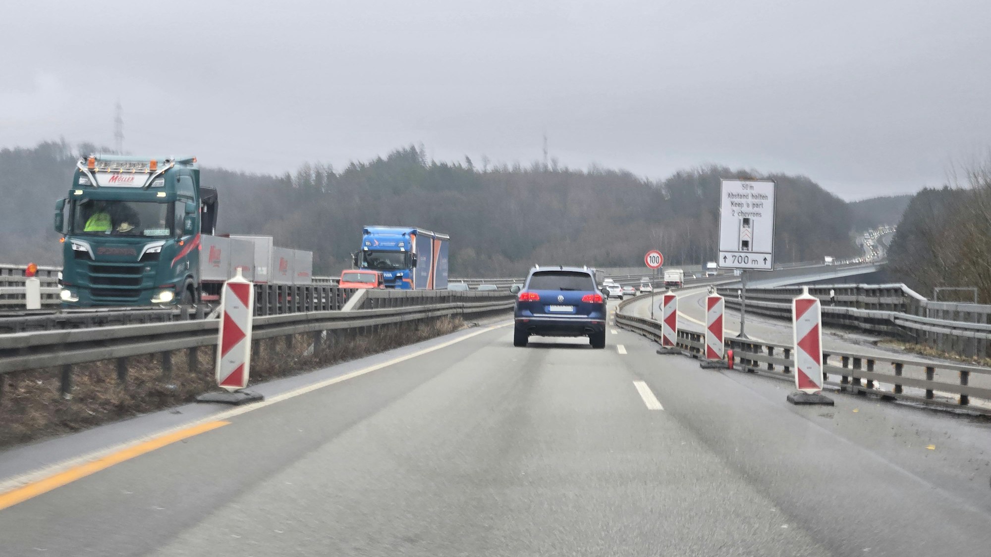 Ein großer Lkw auf der entgegenkommenden Fahrspur.