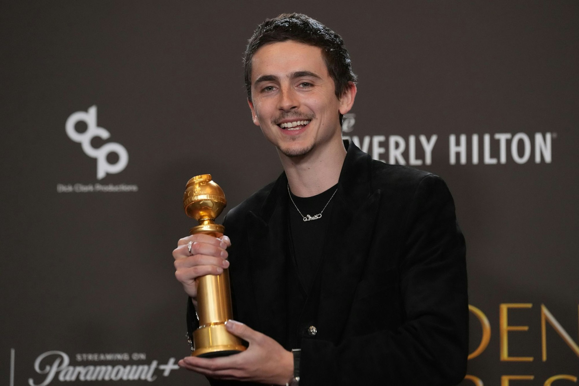 Hollywood-Star Timothee Chalamet mit einem Golden Globe für seine Hauptrolle in dem Film «Marty Supreme». (Archivbild)