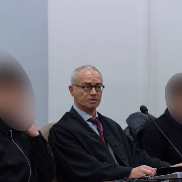 Die beiden Angeklagten sitzen im Landgericht neben ihren Anwälten.