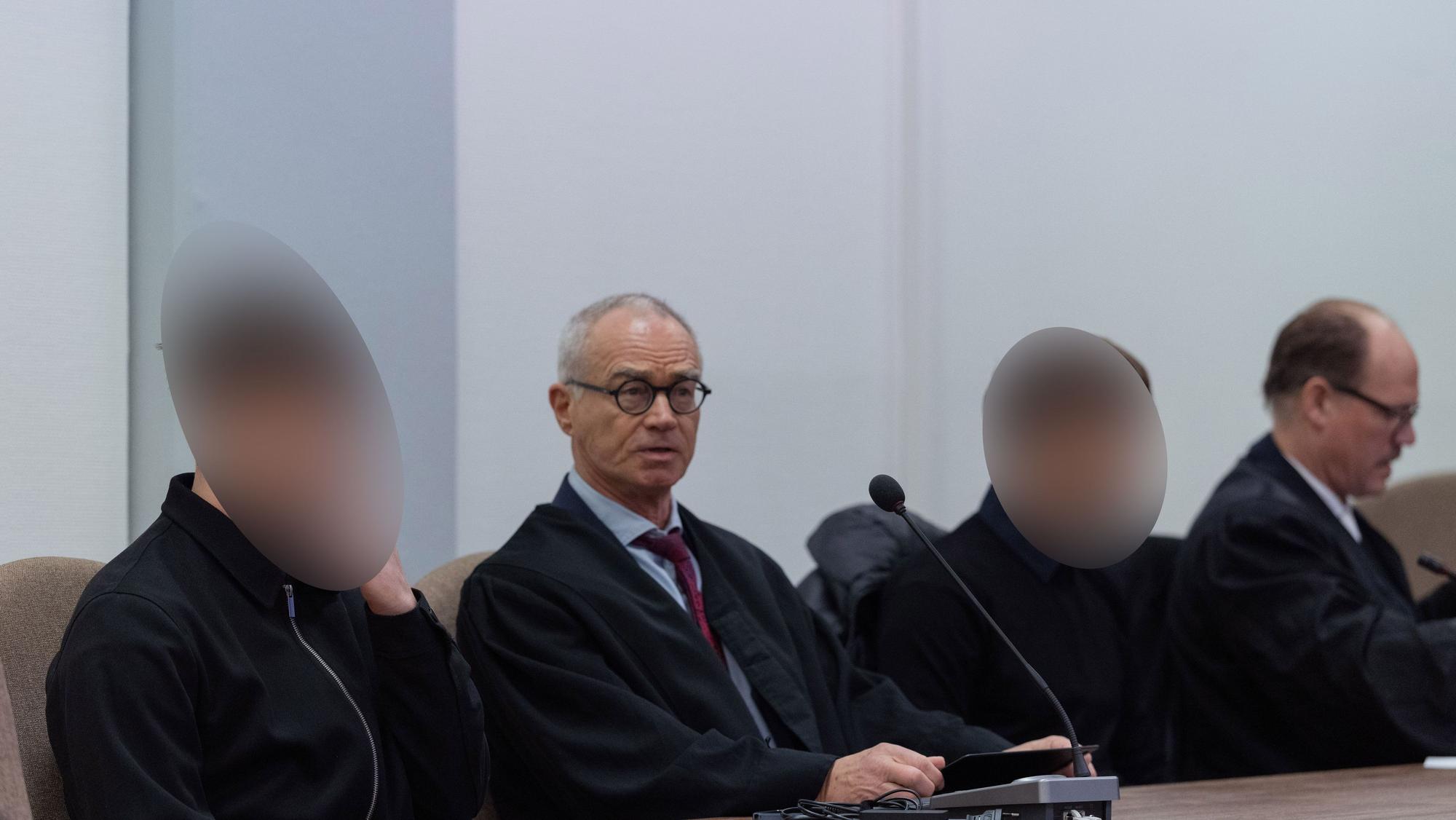 Die beiden Angeklagten sitzen im Landgericht neben ihren Anwälten.
