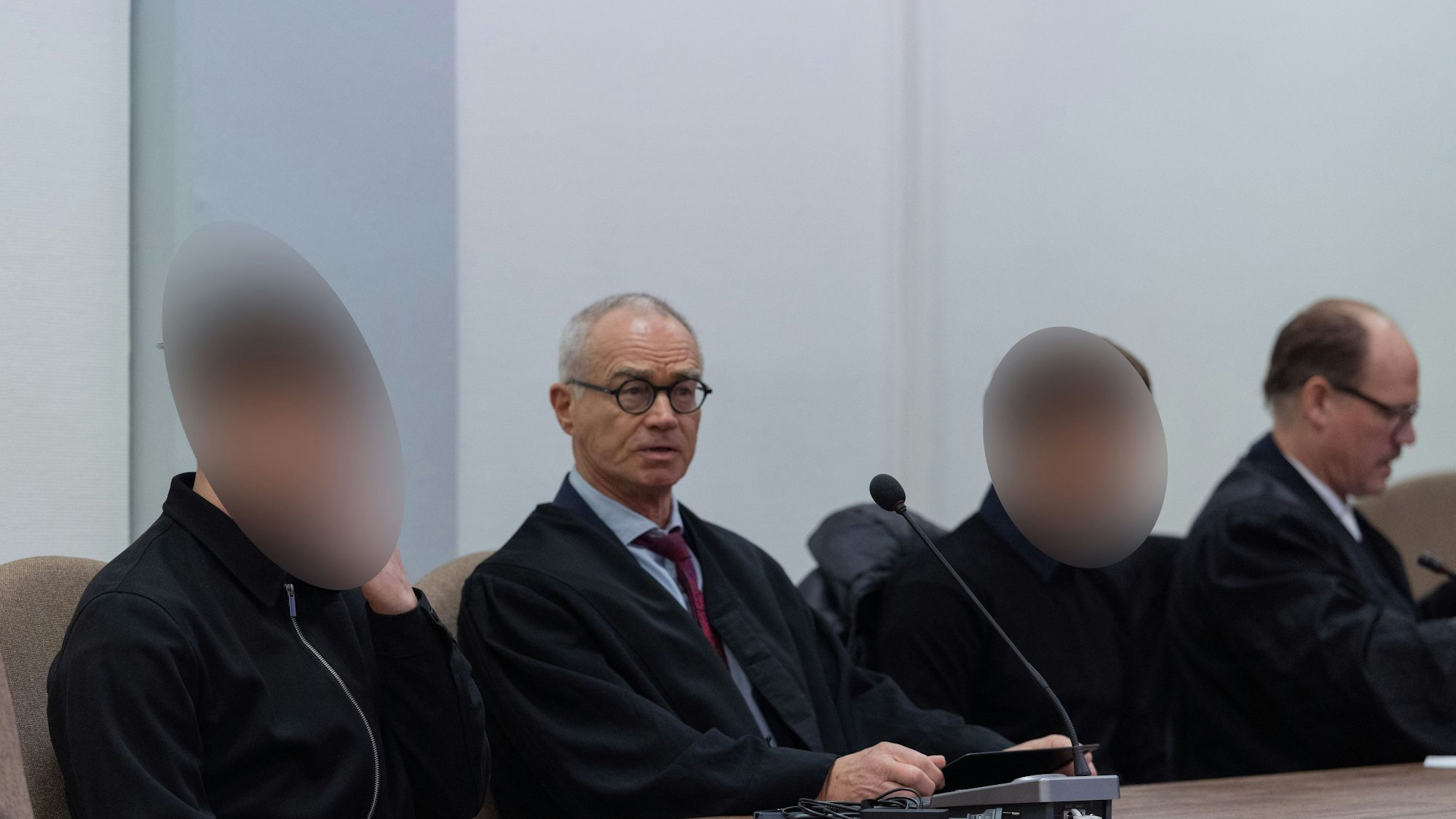 Die beiden Angeklagten sitzen im Landgericht neben ihren Anwälten.