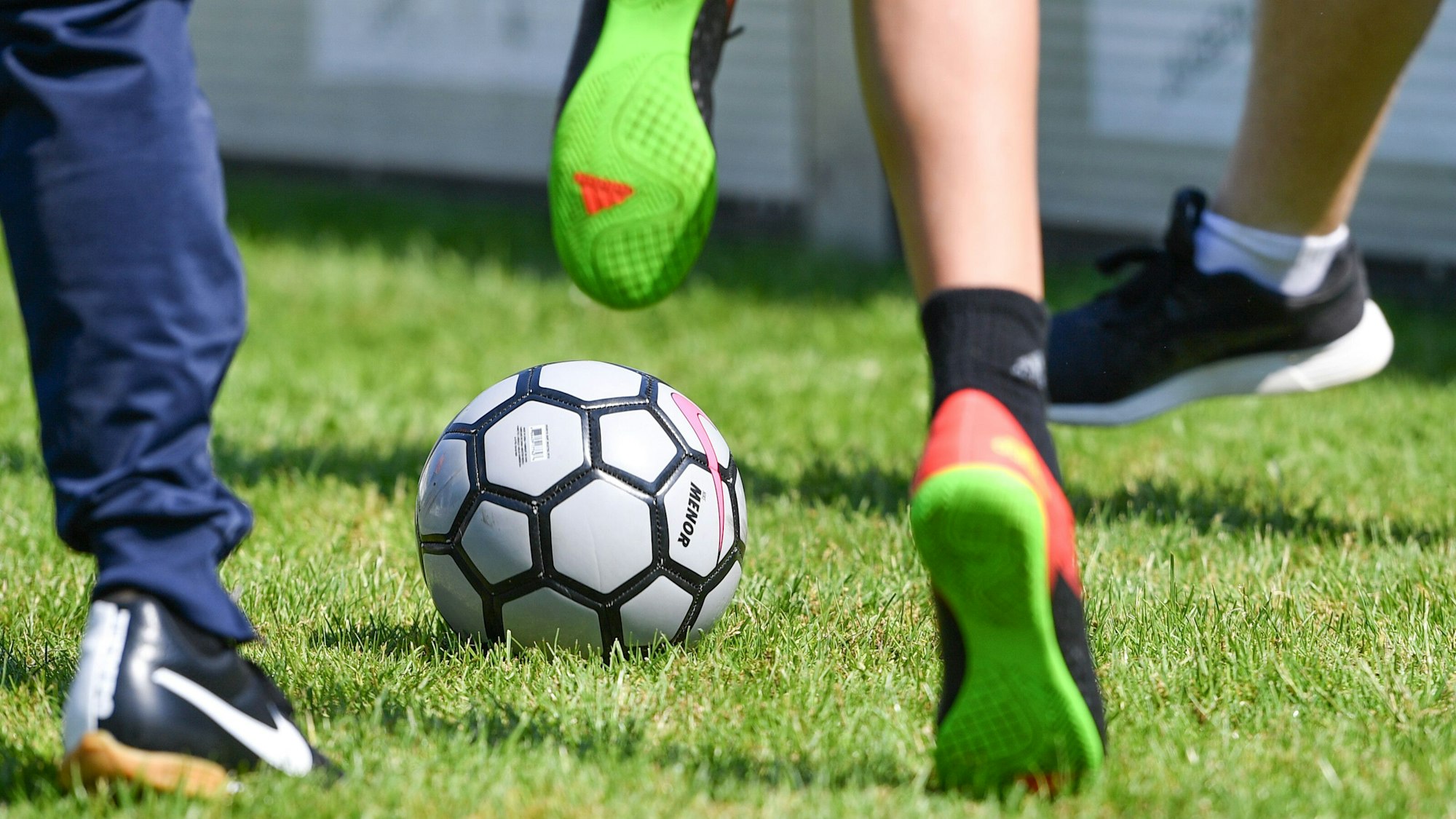Kinder spielen auf einem Sportplatz.