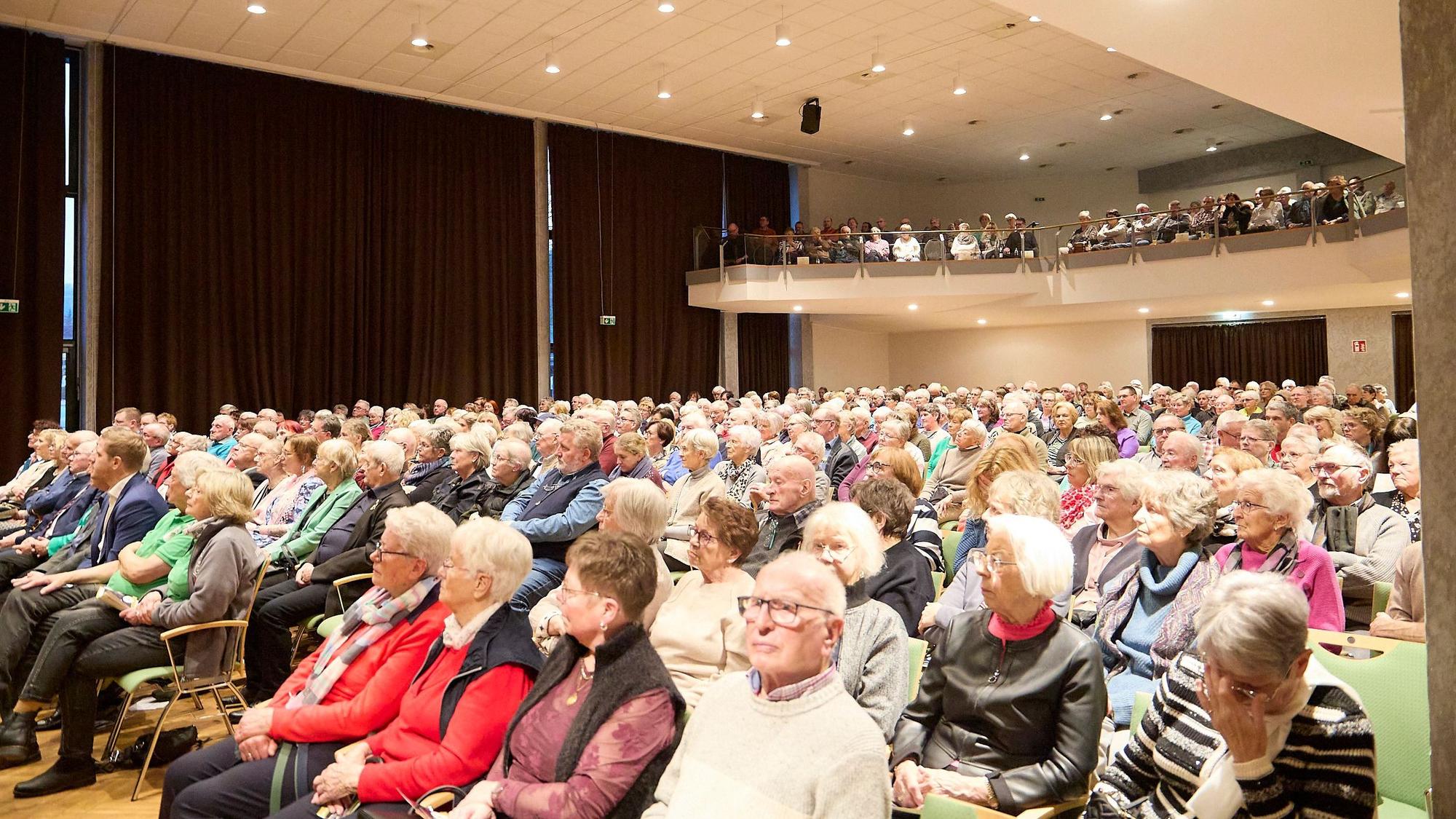 Die Aufnahme zeigt den voll besetzten Kursaal.