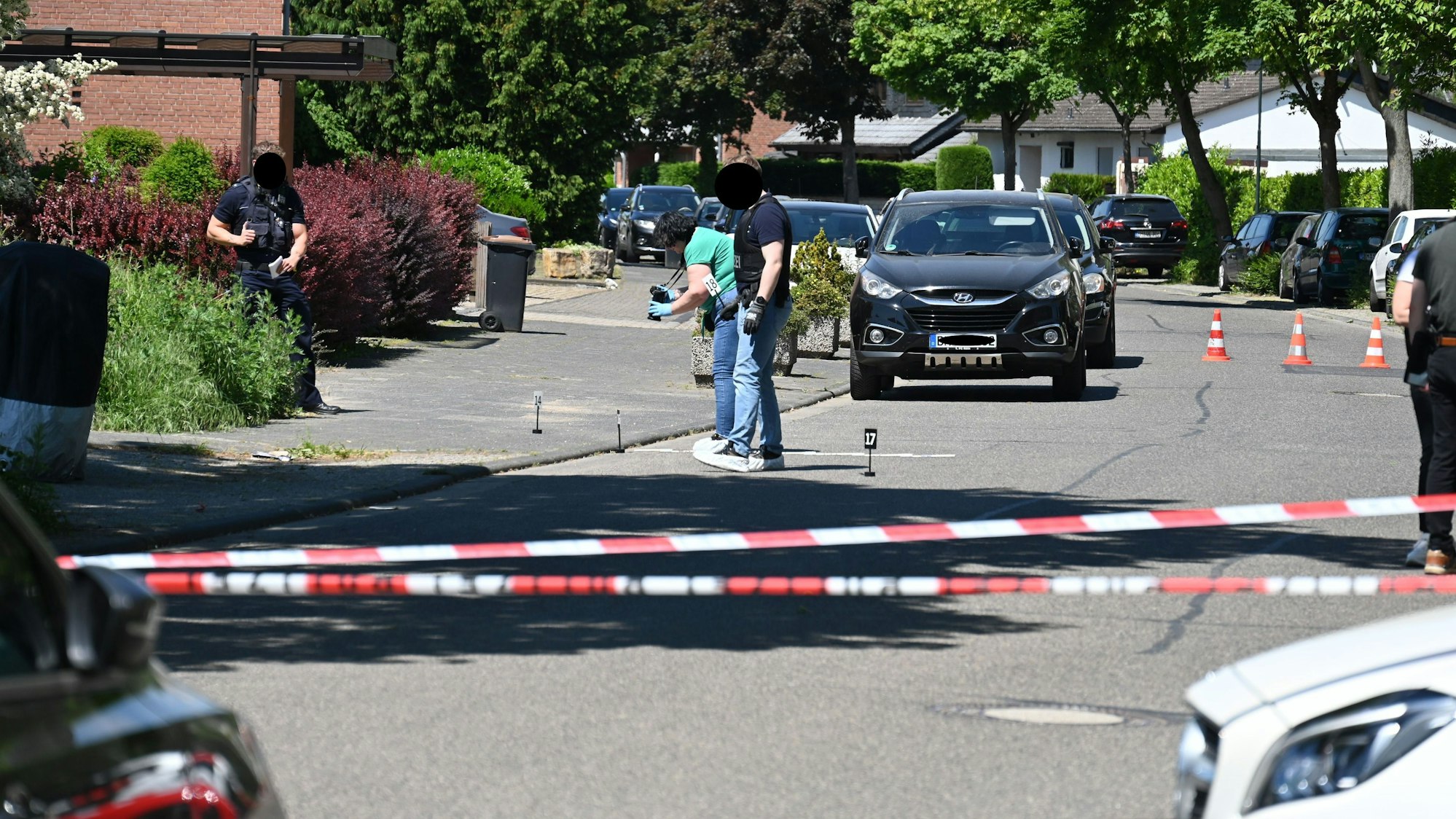 Polizeibeamte sicherten am Amtsgericht Kerpen im Mai 2025 Spuren.