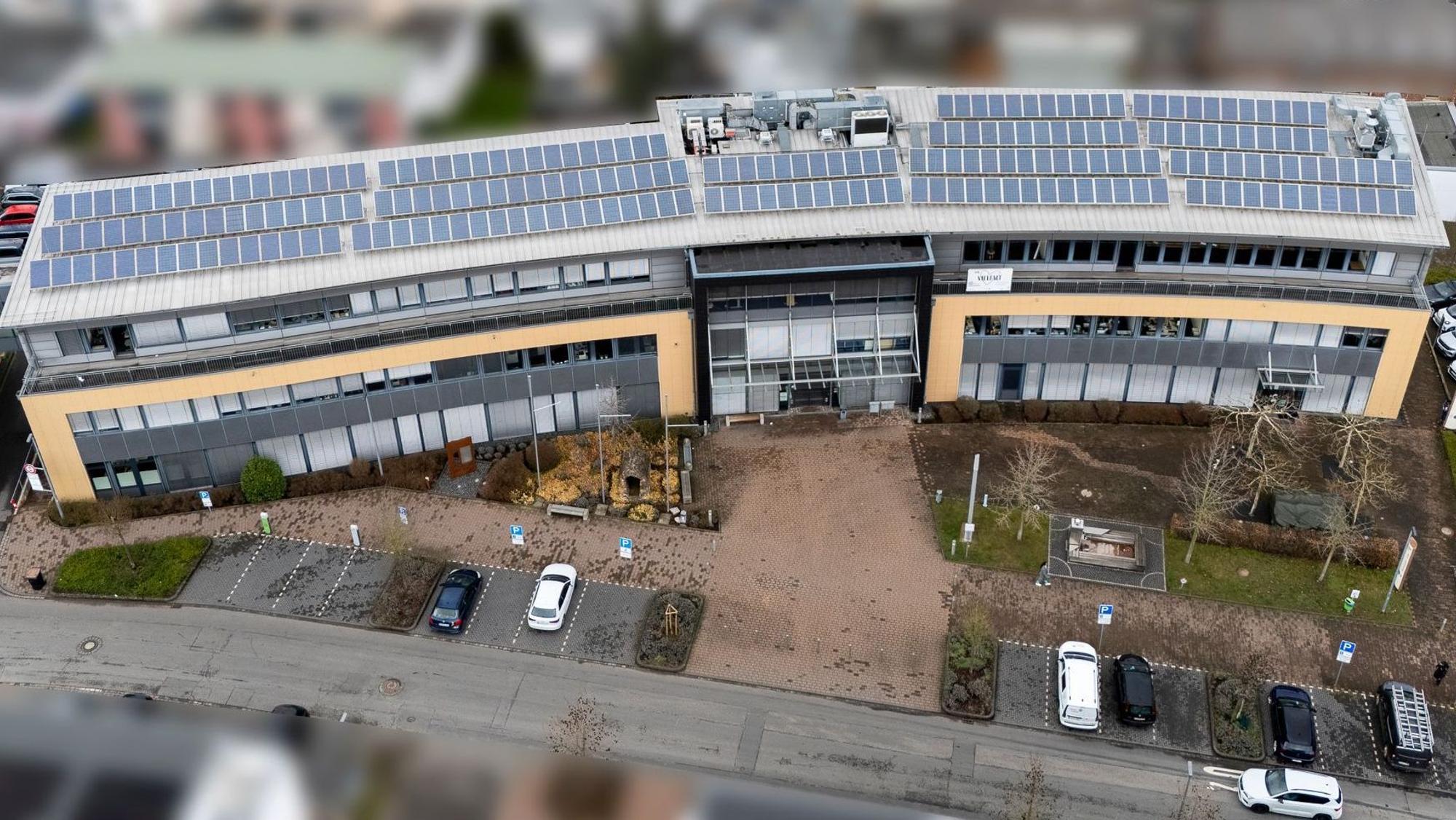 Das Dach des Mechernicher Rathauses ist flächendeckend mit PV-Modulen bestückt (Drohnenaufnahme).