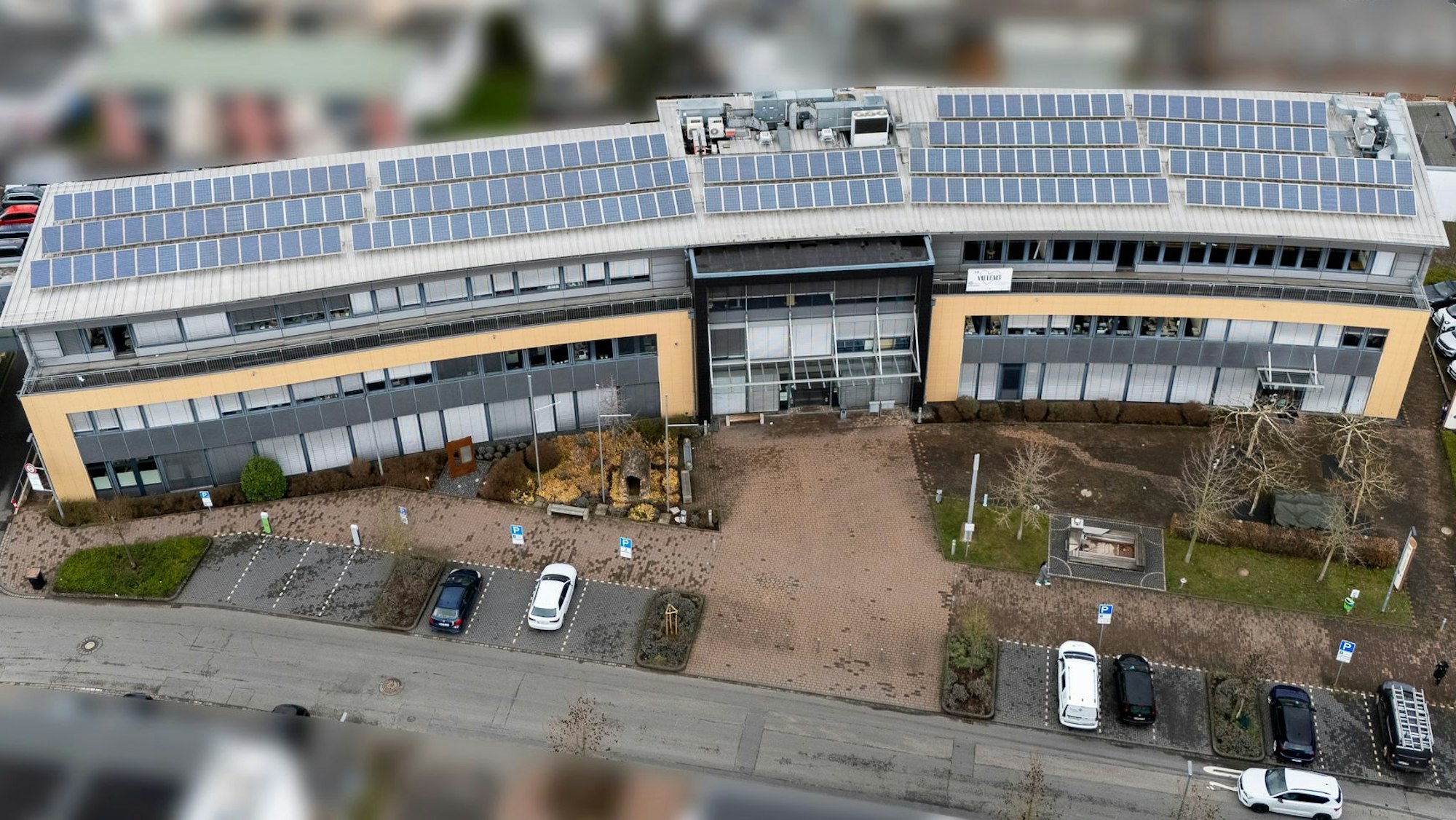 Das Dach des Mechernicher Rathauses ist flächendeckend mit PV-Modulen bestückt (Drohnenaufnahme).