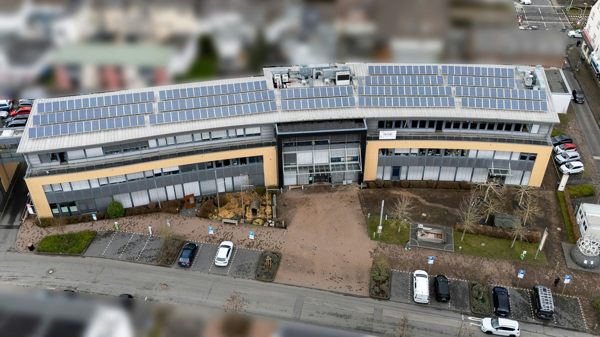 Das Dach des Mechernicher Rathauses ist flächendeckend mit PV-Modulen bestückt (Drohnenaufnahme).