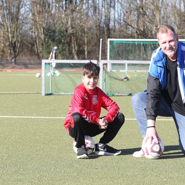 Elias Blum und sein Vater Jean-Marie Blum vor dem letzten Spiel des Sohnes am Samstag. Zu seinem Geburtstag darf er mit der U11 des FC Sankt Augustin gegen die U10 von Bayer Leverkusen und Borussia Dortmund kicken. Aus gesundheitlichen Gründen muss der Zehnjährige, der mit einem Herzfehler lebt, frühzeitig seine Karriere beenden.