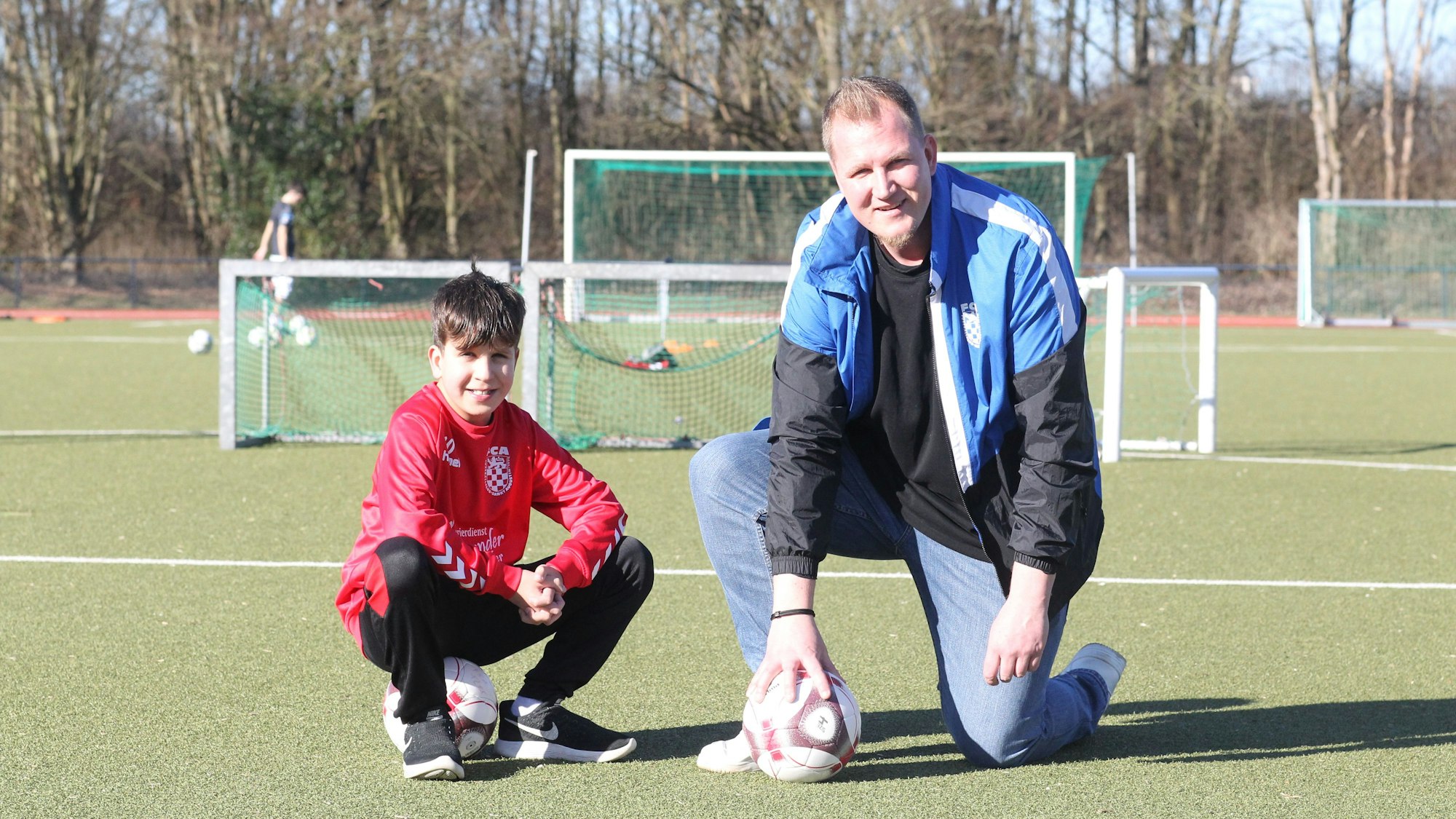 Elias Blum und sein Vater Jean-Marie Blum vor dem letzten Spiel des Sohnes am Samstag. Zu seinem Geburtstag darf er mit der U11 des FC Sankt Augustin gegen die U10 von Bayer Leverkusen und Borussia Dortmund kicken. Aus gesundheitlichen Gründen muss der Zehnjährige, der mit einem Herzfehler lebt, frühzeitig seine Karriere beenden.