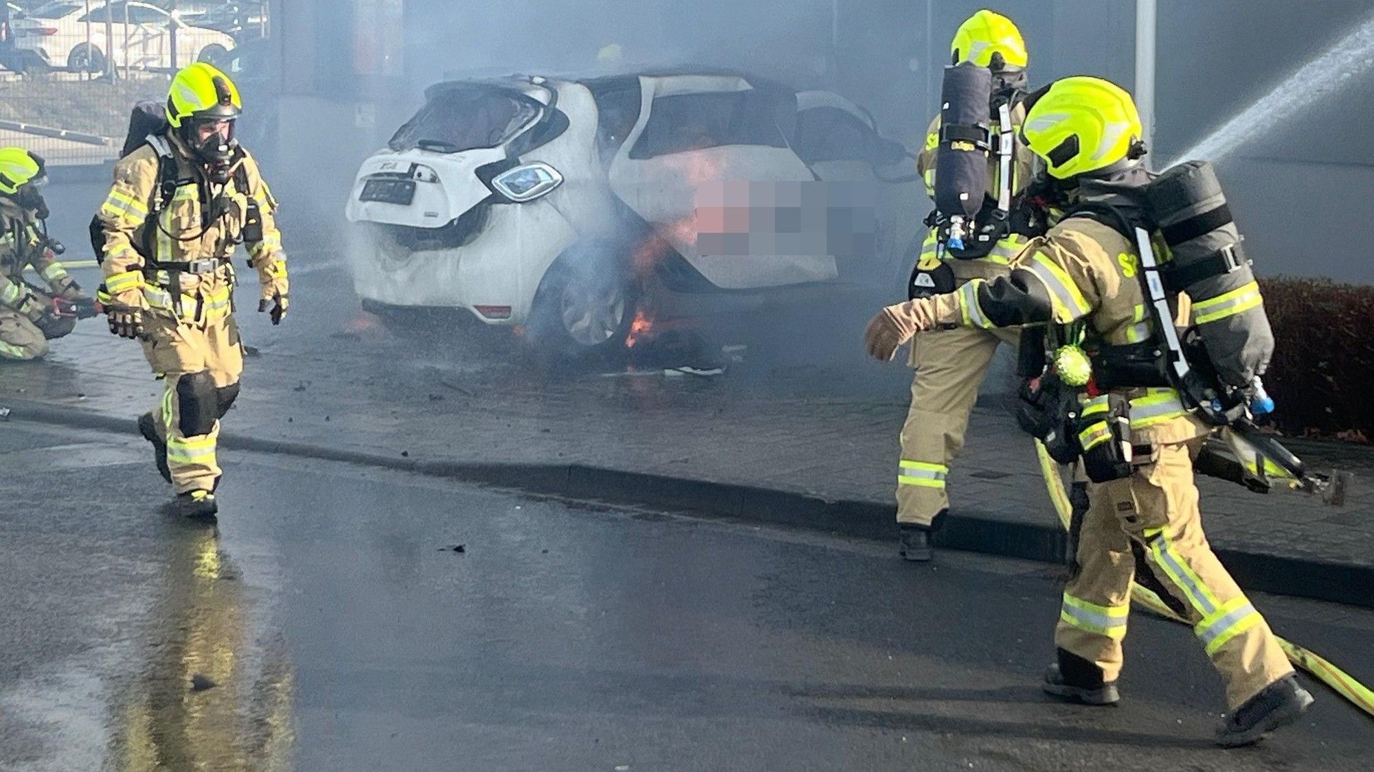 In Sankt Augustin-Menden explodierte die Batterie eines E-Autos.