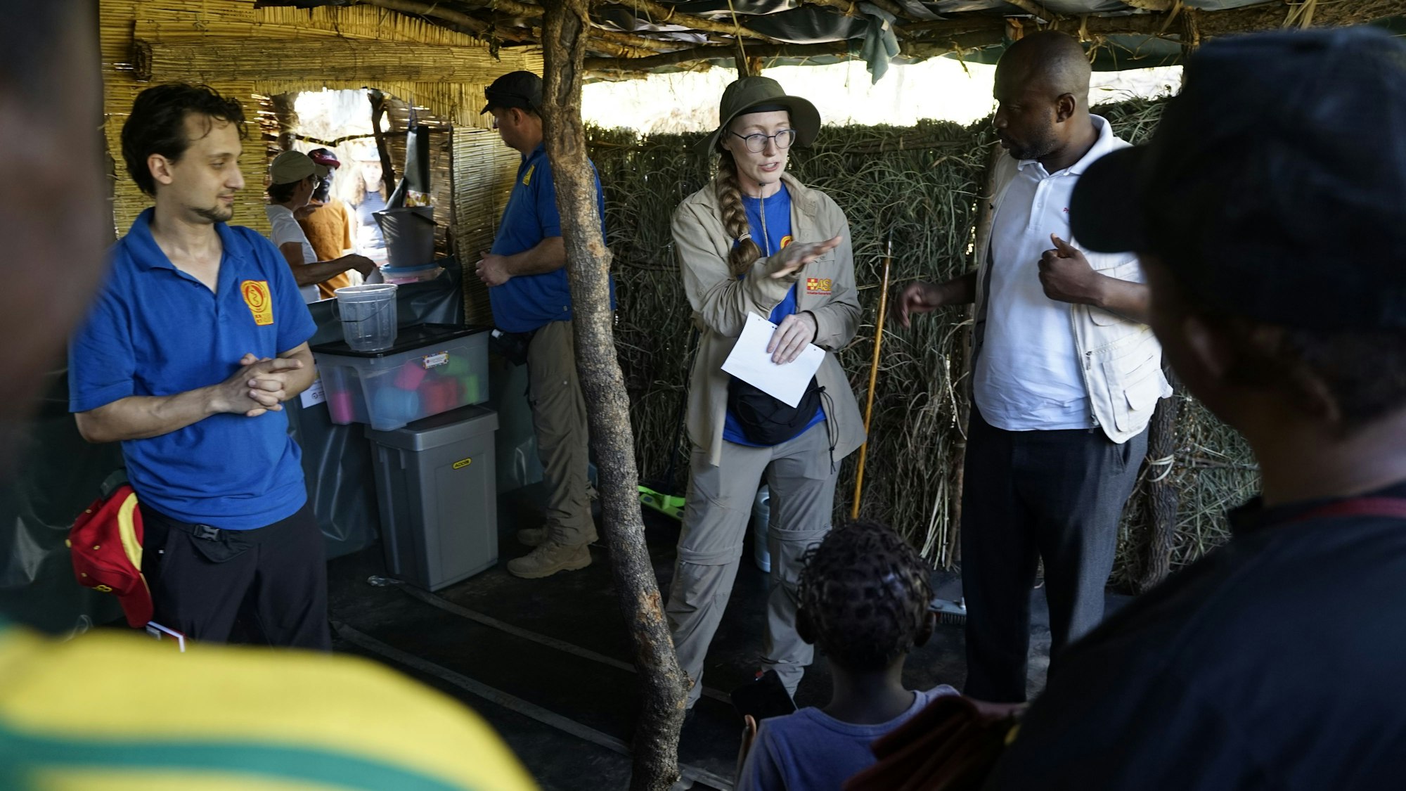 Im fertigen Behandlungsposten erklärte das ASB-Team den Freiwilligen unter anderem, wie sie sich selbst vor Infektionen schützen können.