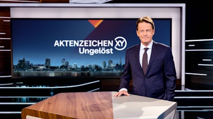 Rudi Cerne stellt bei „Aktenzeichen XY ... ungelöst“ neue Fälle vor, unter anderem den Mordfall Seckin Caglar aus Köln. (Bild: ZDF/Nadine Rupp)
