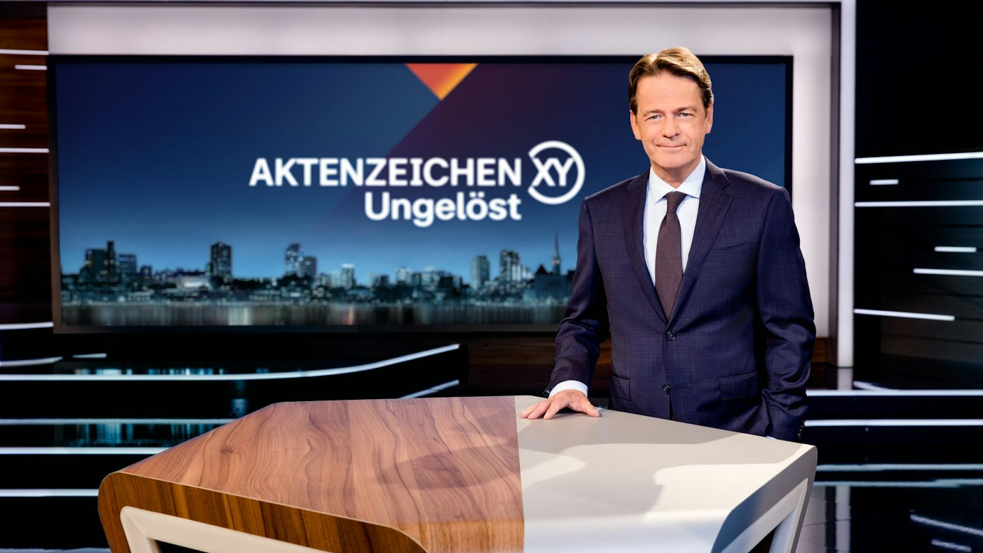Rudi Cerne stellt bei „Aktenzeichen XY ... ungelöst“ neue Fälle vor, unter anderem den Mordfall Seckin Caglar aus Köln. (Bild: ZDF/Nadine Rupp)