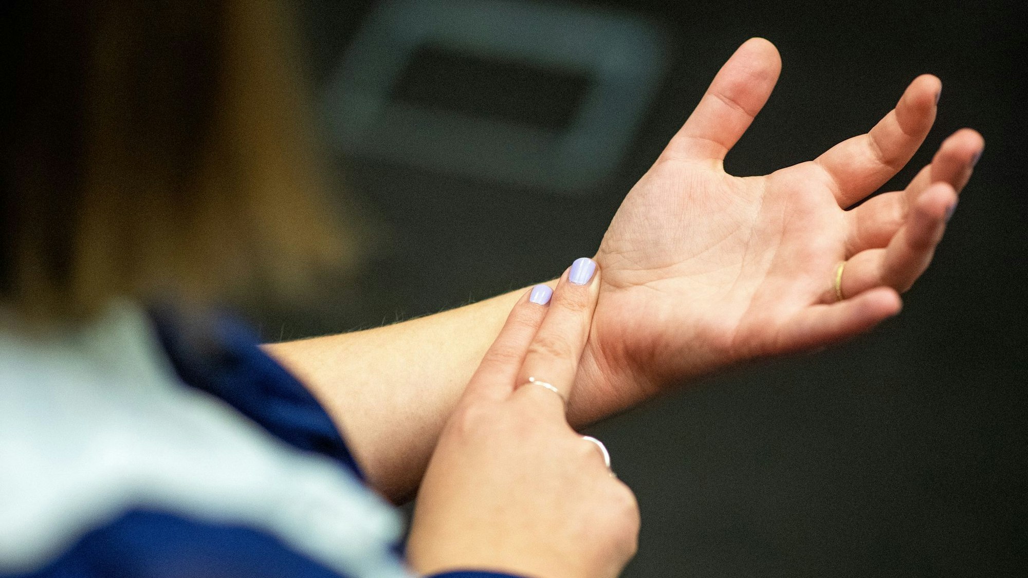 Zwei Finger, 30 Sekunden zählen, mal zwei nehmen – fertig ist der Minutenpuls. Wichtig: Nicht mit dem Daumen messen, der hat seinen eigenen Takt.