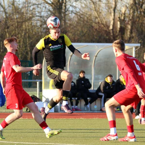 Mit dem Kopf sichert sich Colin Greis den Ball.