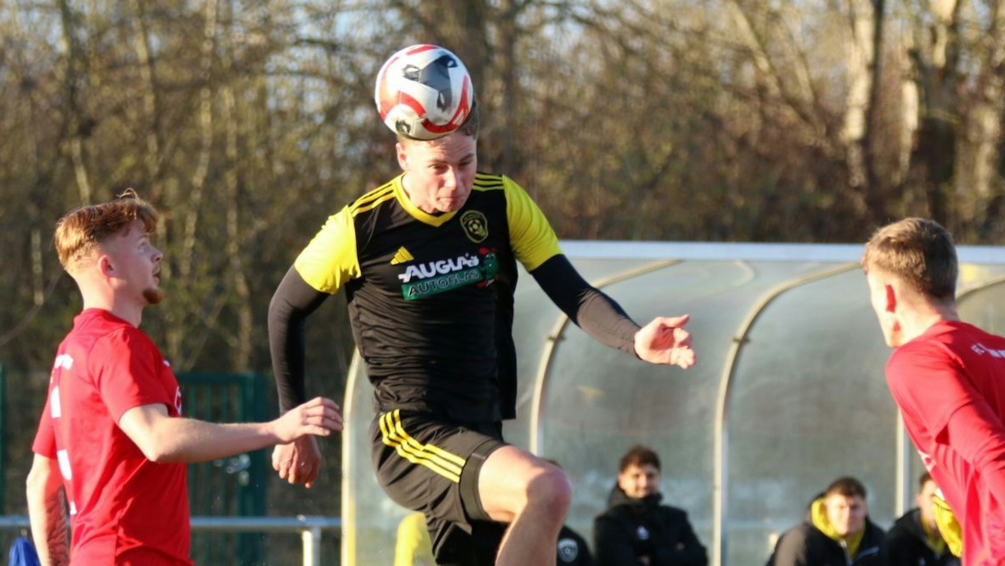 Mit dem Kopf sichert sich Colin Greis den Ball.