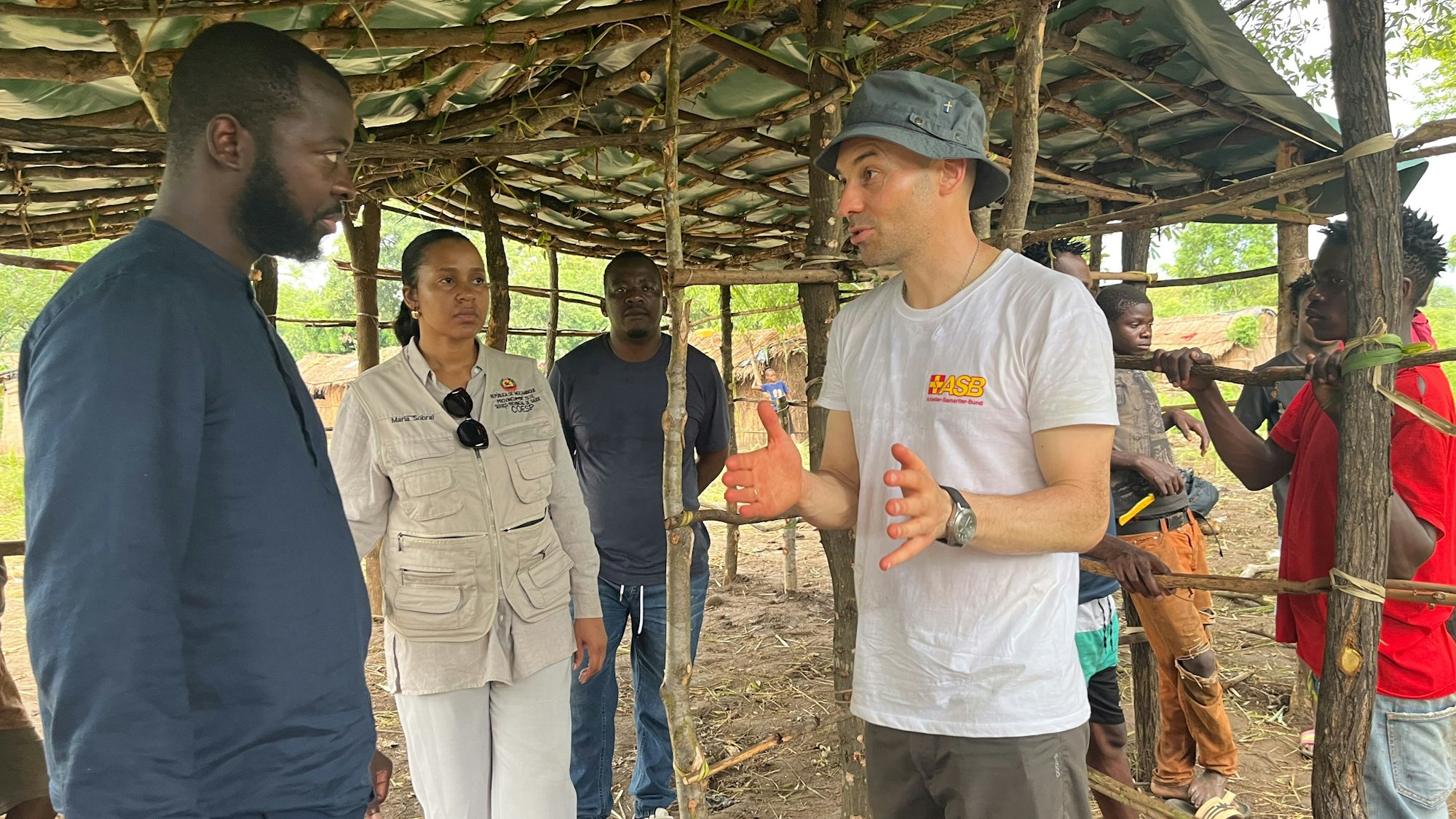 Dr. med Daniel Peter unterstützt mit einem Team aus Deutschland unter anderem beim Aufbau eines Behandlungspostens.