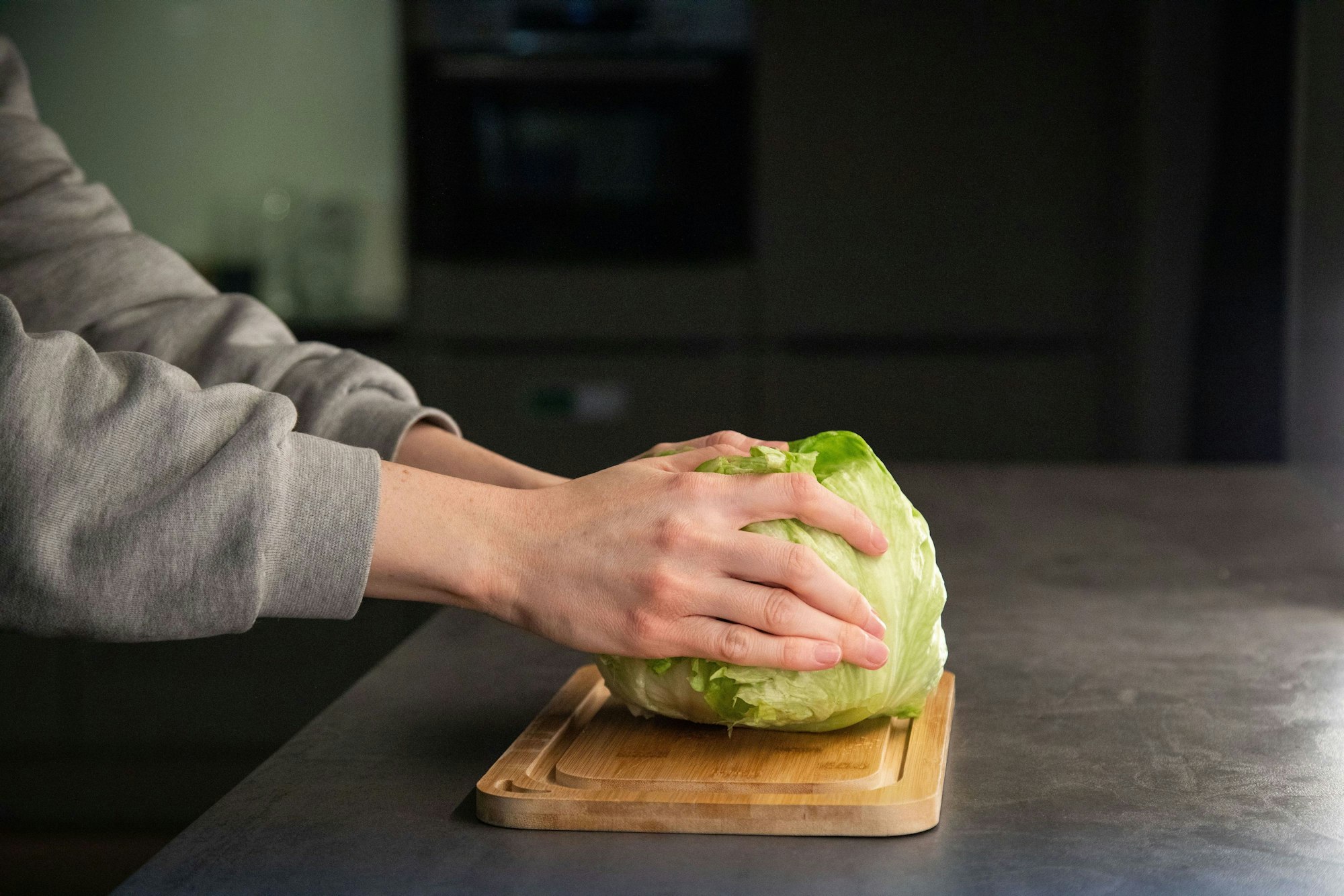 Schritt 1: Den Salat mit dem Strunk nach unten auf die Arbeitsfläche schlagen.
