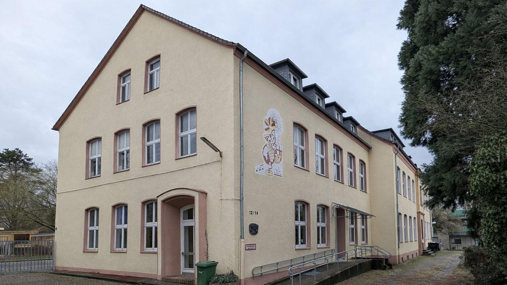 Das Foto zeigt eine Außenaufnahme der ehemaligen Volksschule in Gleuel.
