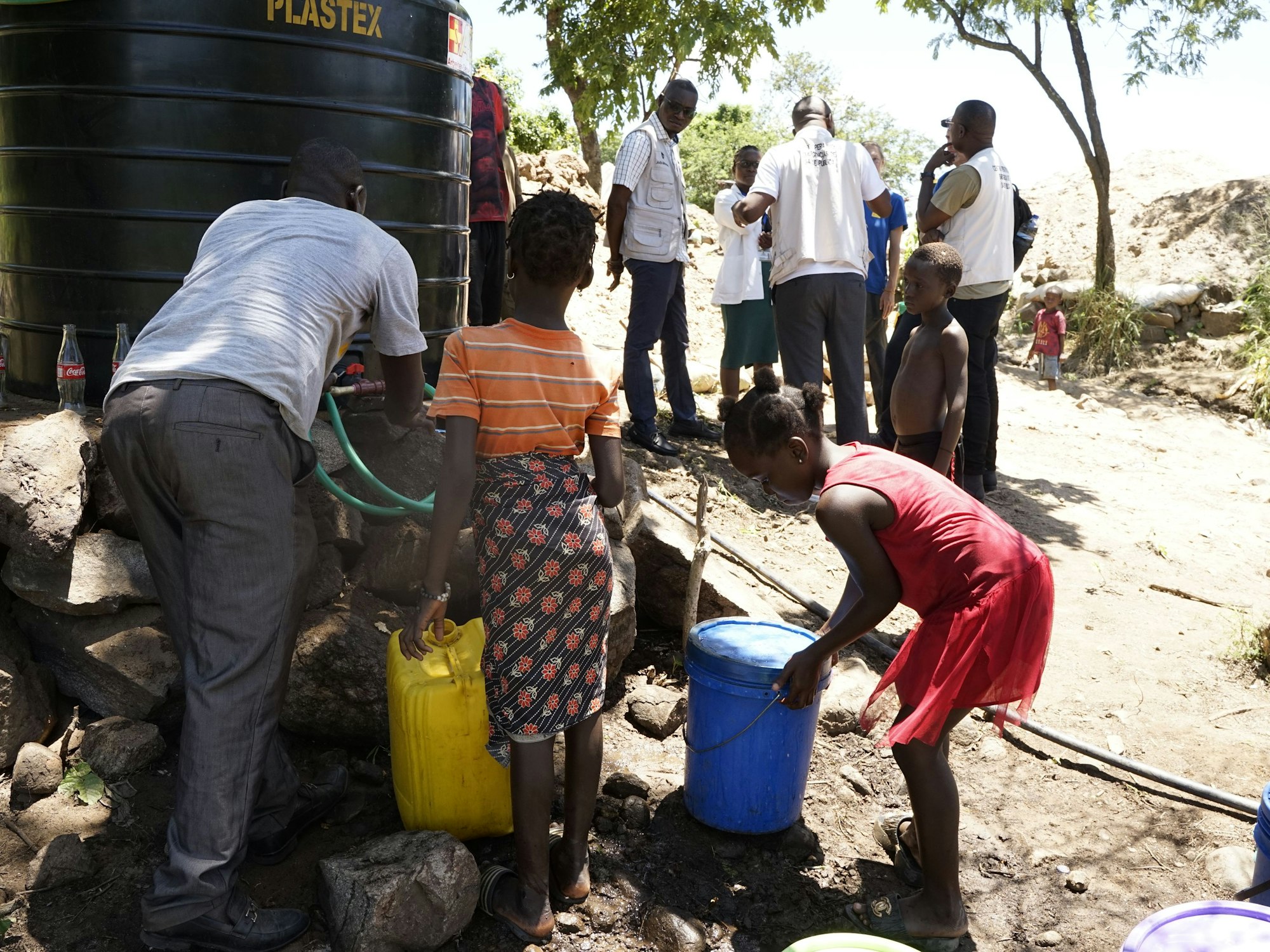 Der neue Filter in der Siedlung bietet hunderten Menschen Trinkwasser.
