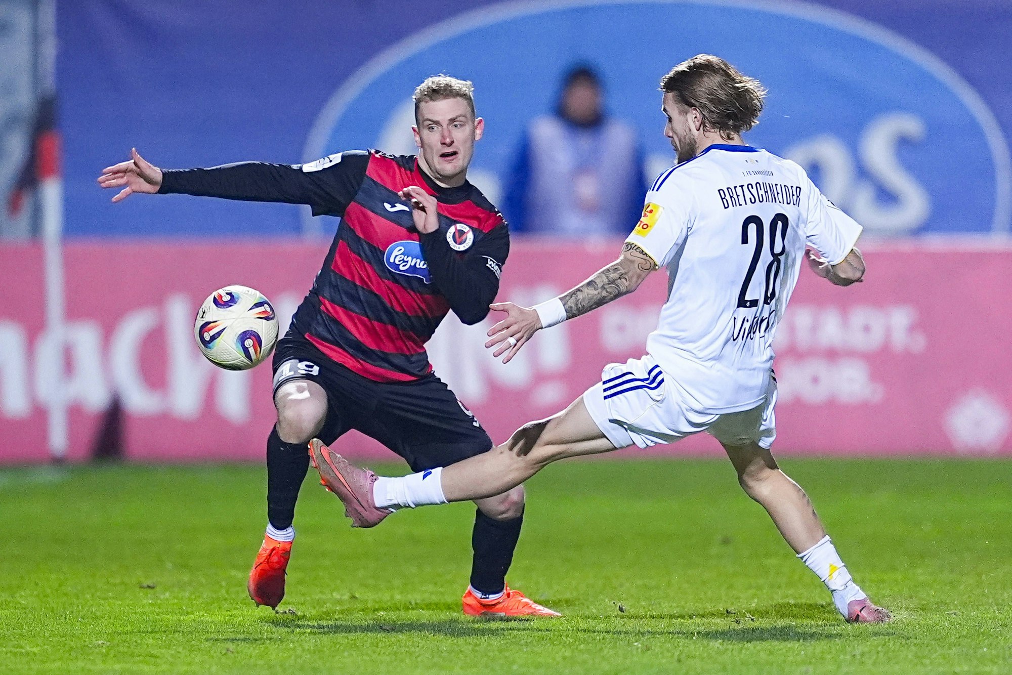 23.01.2026, xydrx, Fußball, 3.Liga, FC Viktoria Köln - 1.FC Saarbrücken, Saison 2025 2026, Sportpark Höhenberg: Meiko Sponsel FC Viktoria Köln 19 im Zweikampf gegen Niko Bretschneider 1.FC Saarbrücken 28 DFB regulations prohibit any use of photographs as image sequences and or quasi-video. Photo: xYannisxDreimannxPressefotoKochx Nordrhein-Westfahlen Deutschland *** 23 01 2026, xydrx, Football, 3 Liga, FC Viktoria Köln 1 FC Saarbrücken, Saison 2025 2026, Sportpark Höhenberg Meiko Sponsel FC Viktoria Köln 19 in duel against Niko Bretschneider 1 FC Saarbrücken 28 DFB regulations prohibit any use of photographs as image sequences and or quasi video Photo xYannisxDreimannxPressefotoKochx Nordrhein Westfahlen Germany