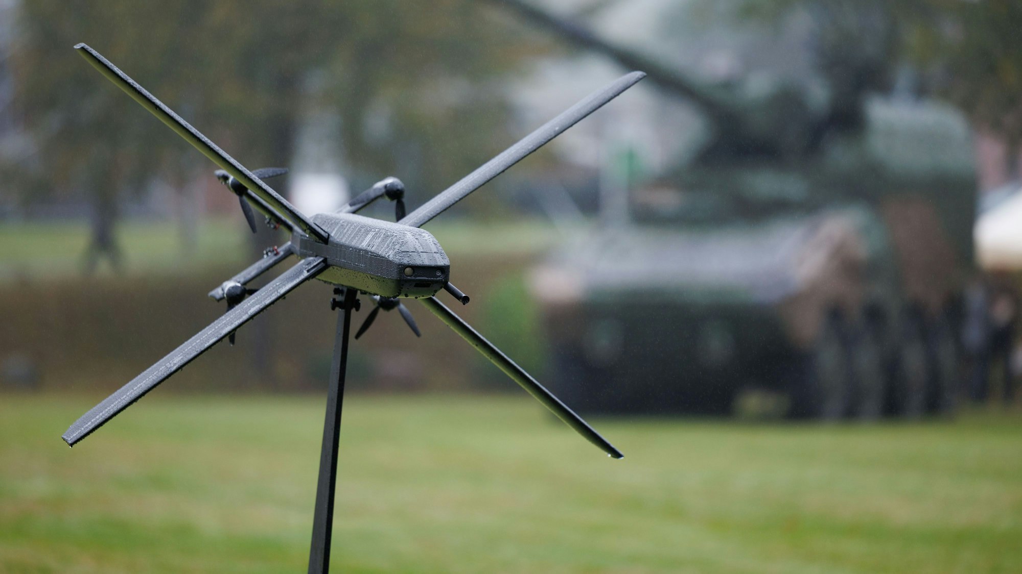 Blick auf eine Drohne vom Typ Loitering Munition System der Firma Helsing beim Feierlichen Appell für das neu aufgestellte Artilleriebataillon 215 in der Generalfeldmarschall-Rommel-Kaserne in Augustdorf