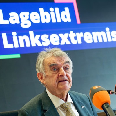 Nordrhein-Westfalens Innenminister Herbert Reul warnt vor harmlos verpackten Lockrufen der linksextremistischen Szene.