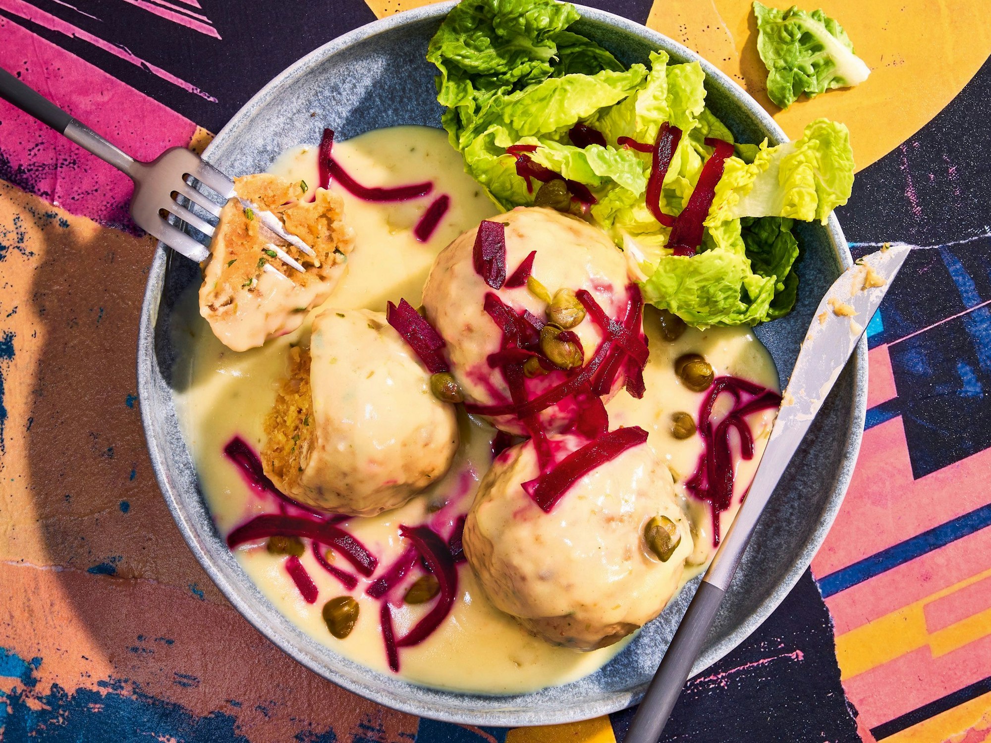 Ganz ohne Hack werden diese veganen Klopse nach Königsberger Art zubereitet. Die Basis sind gegarte Maronen, Speisestärke und Kichererbsenmehl, was für einen leicht nussigen Geschmack sorgt.