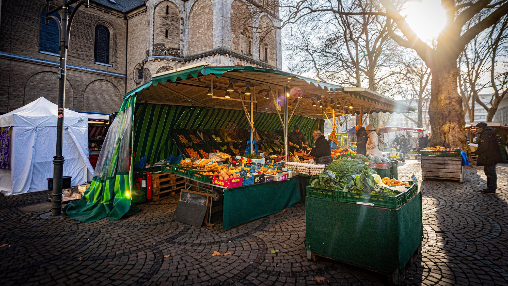 Hingucker und Treffpunkt: Der Markt an der Apostelnkirche im Zentrum hat viele Stammkunden.