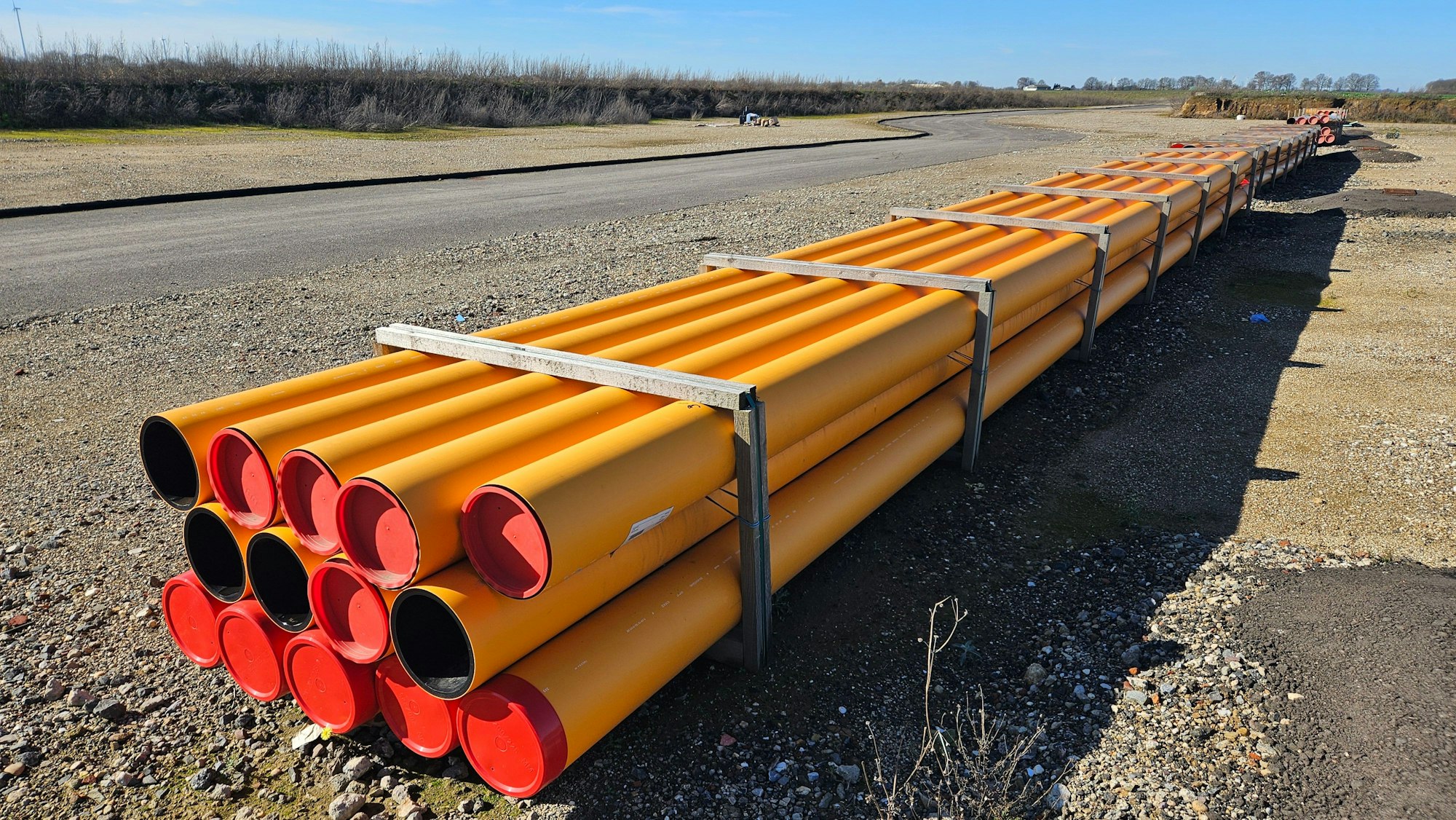 Noch liegen nur Rohre im Gewerbegebiet BEB61 bei Bedburg. Doch sehr bald siollen hier Rechenzentren entstehen und die Gewerbefläche noch erweitert werden.