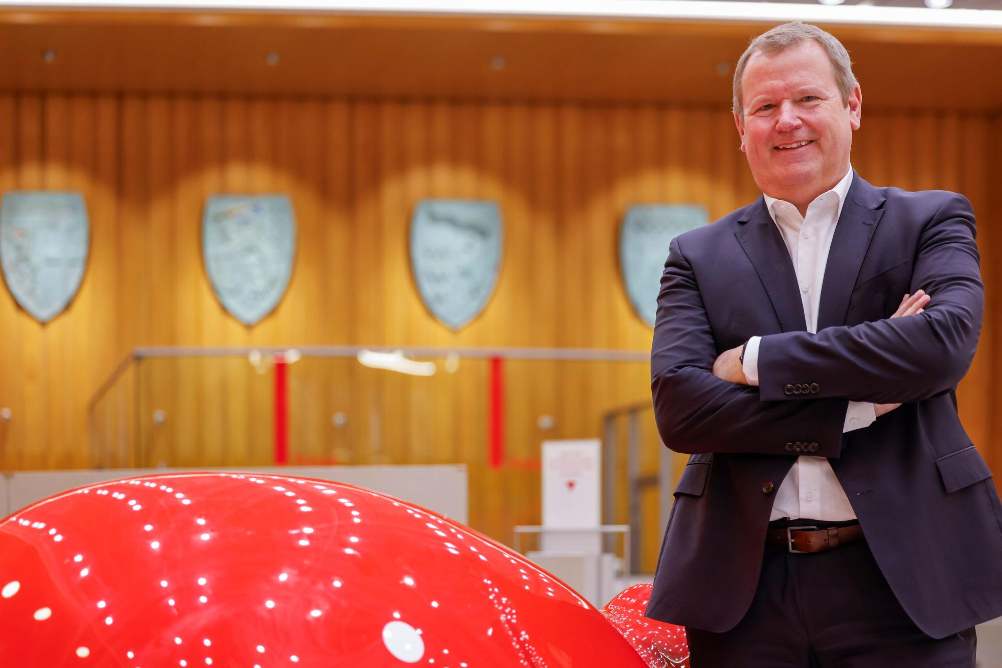 Der Vorstandschef der Kreissparkasse Köln, Thomas Pennartz, steht in der Schalterhalle des Instituts am Kölner Neumarkt.