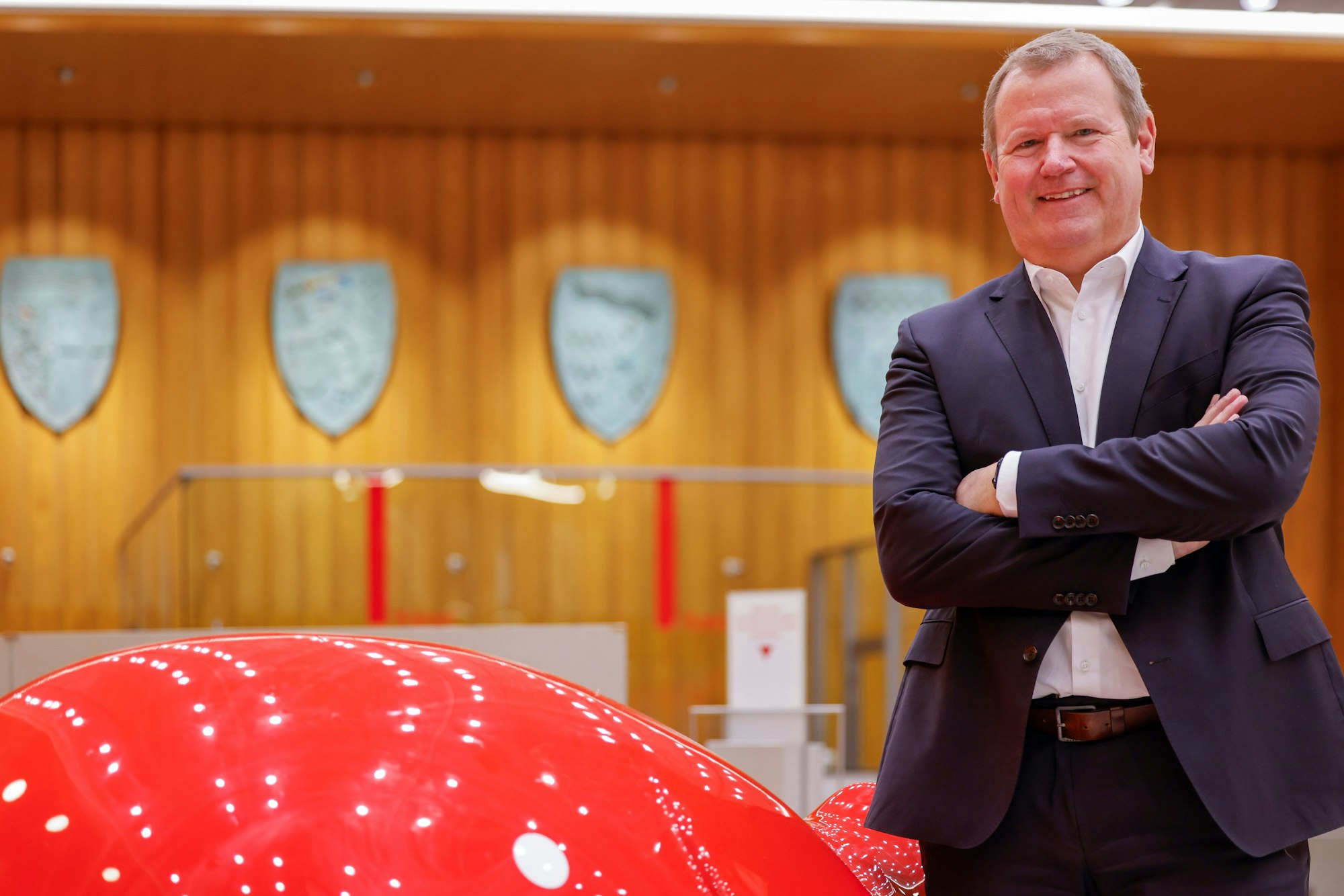 Der Vorstandschef der Kreissparkasse Köln, Thomas Pennartz, steht in der Schalterhalle des Instituts am Kölner Neumarkt.