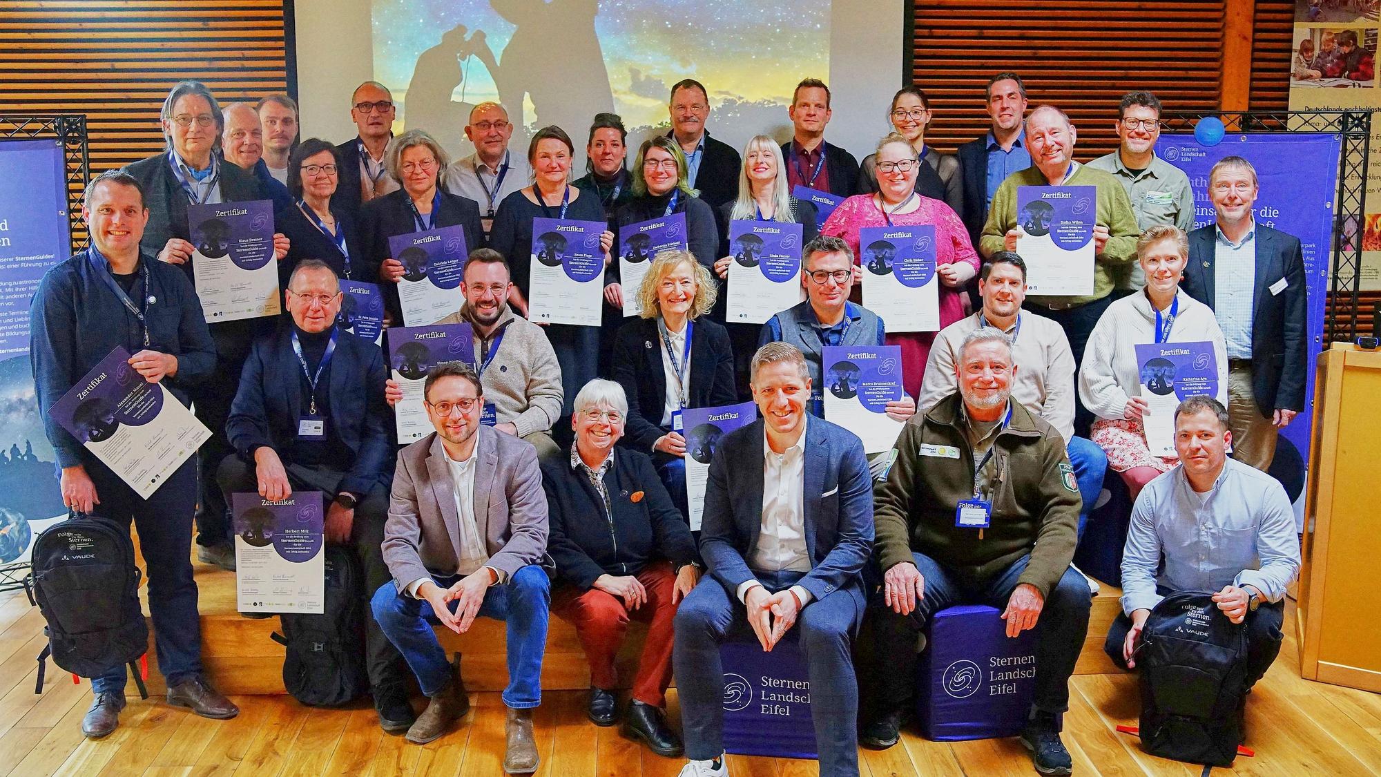 Die neuen Sternen-Guides haben sich zum Gruppenbild positioniert. In den Händen halten sie ihre Zertifikate.