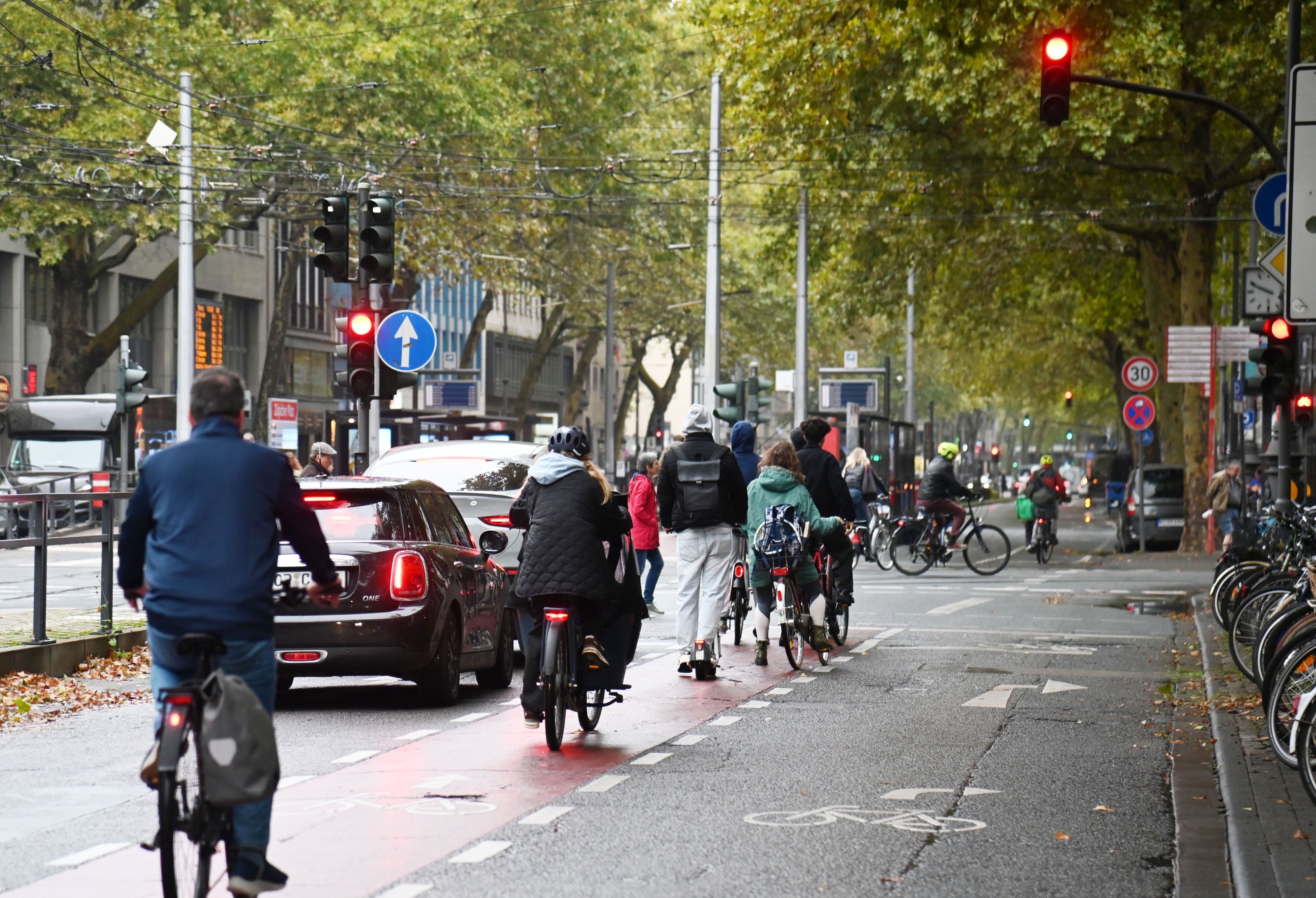 Radfahrende auf den Kölner Ringen. Dort gibt es inzwischen eine durchgängige Radspur (Archivbild).