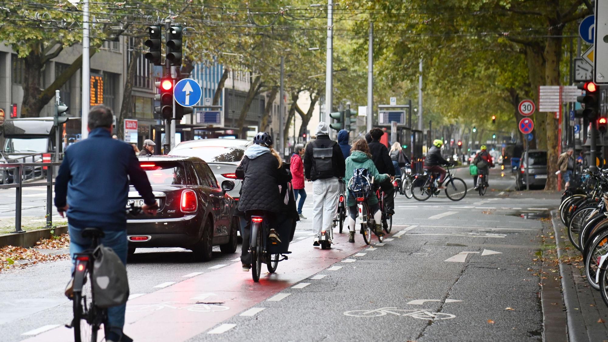 Radfahrende auf den Kölner Ringen. Dort gibt es inzwischen eine durchgängige Radspur (Archivbild).