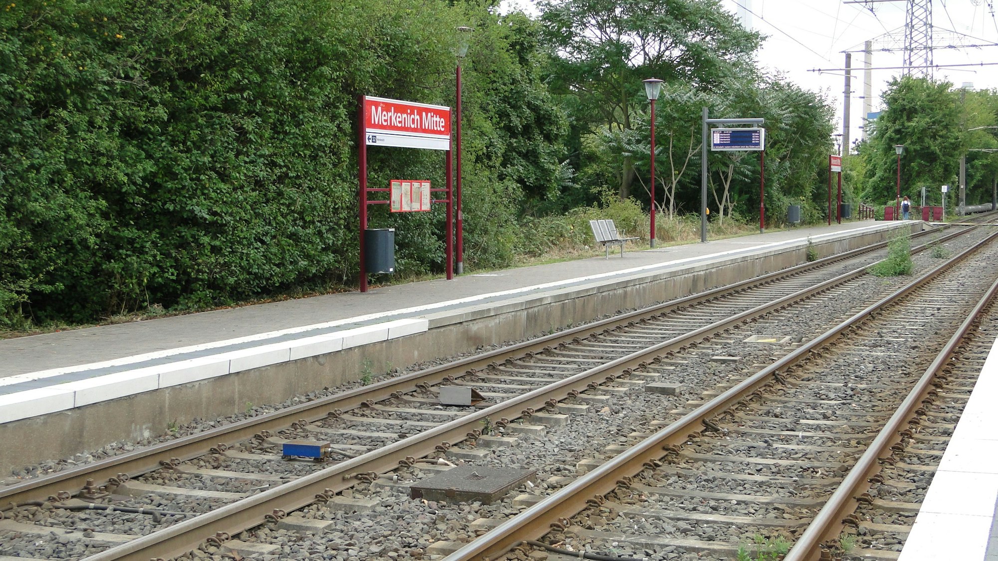 Der Halt Merkenich-Mitte der Linie 12 ist zu sehen.