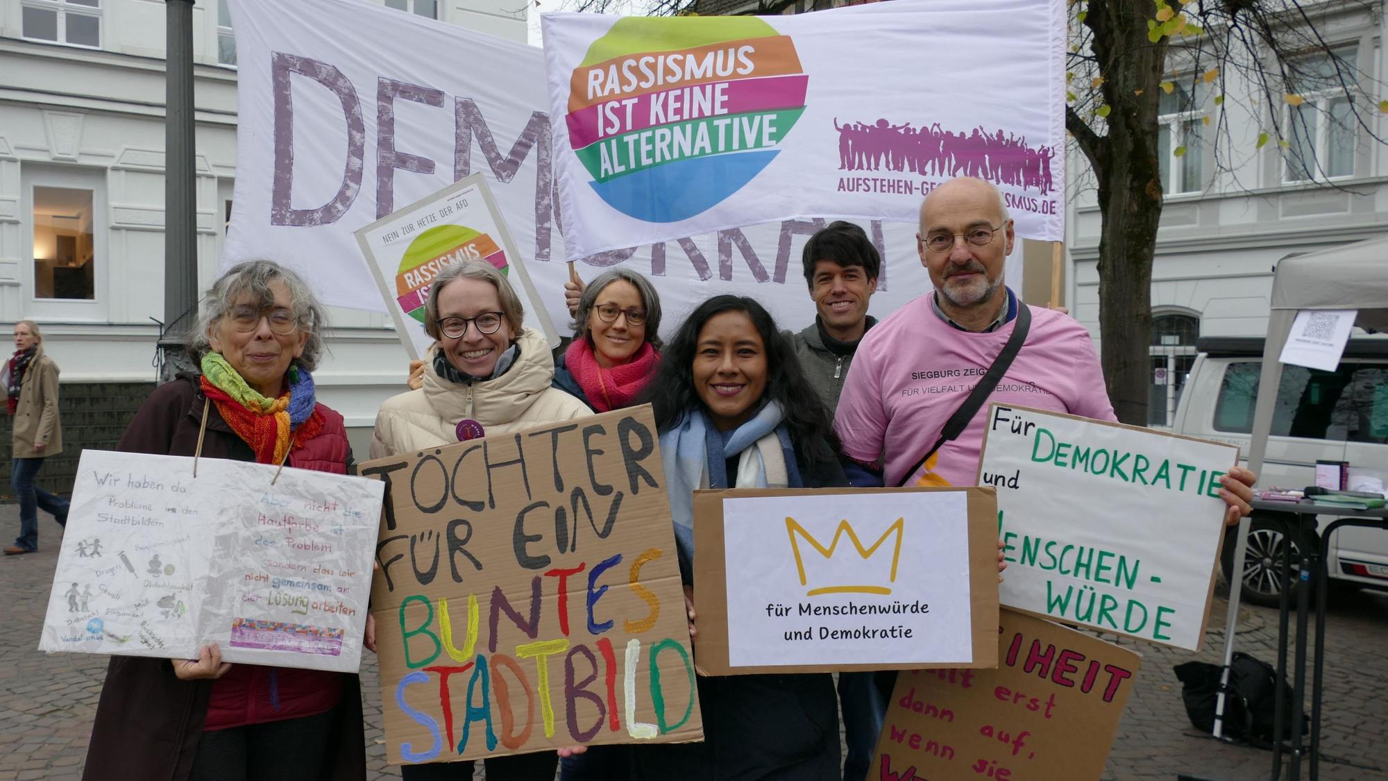 Aktion der Initiative Siegburg zeigt Haltung vor dem Stadtmuseum.