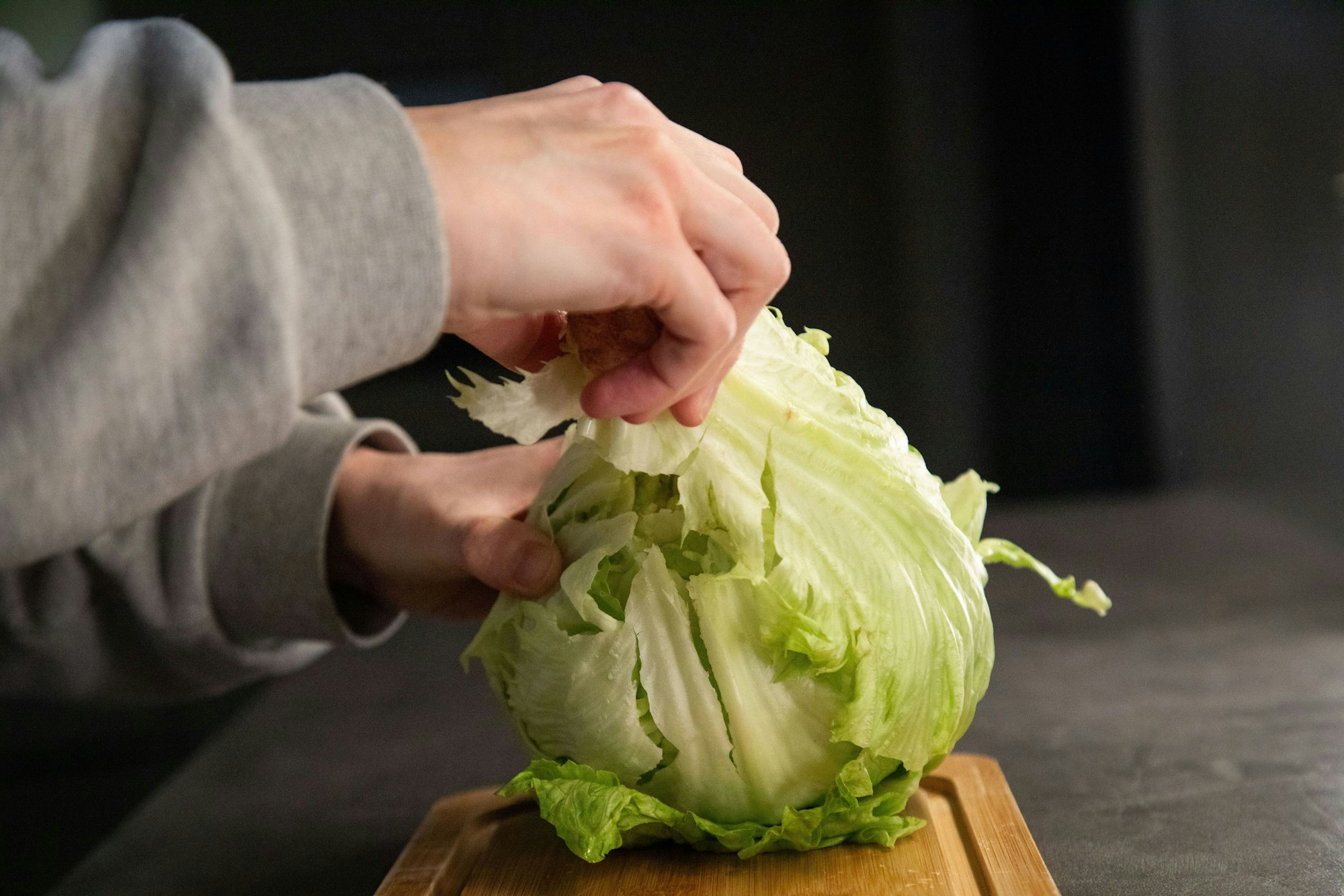 Schritt 2: Den Strunk nun greifen und herausziehen.