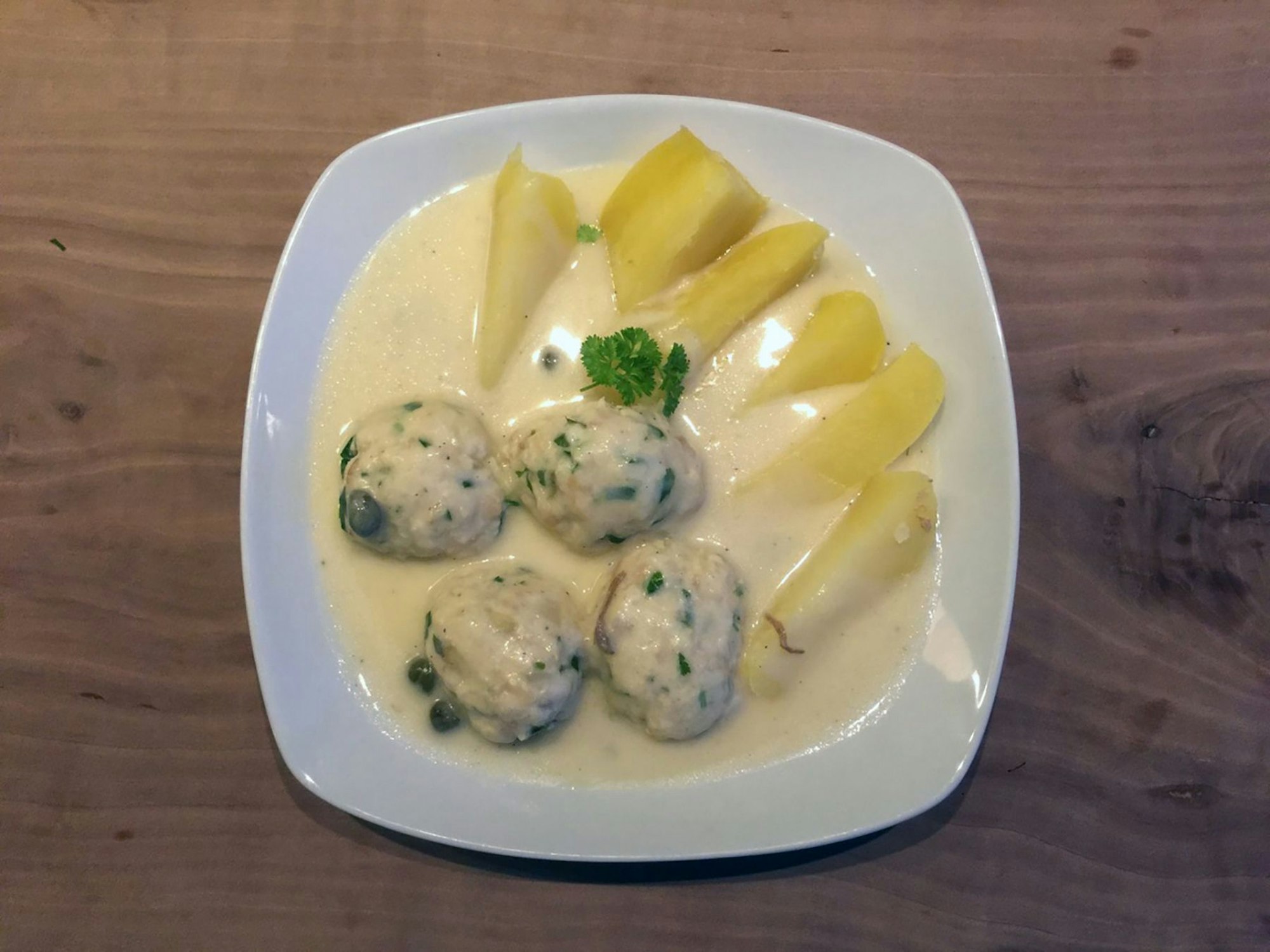 In den Königsberger Hecht-Klopsen stecken nicht nur Fischfilets, sondern passend dazu auch reichlich Petersilie und Zitronenabrieb.