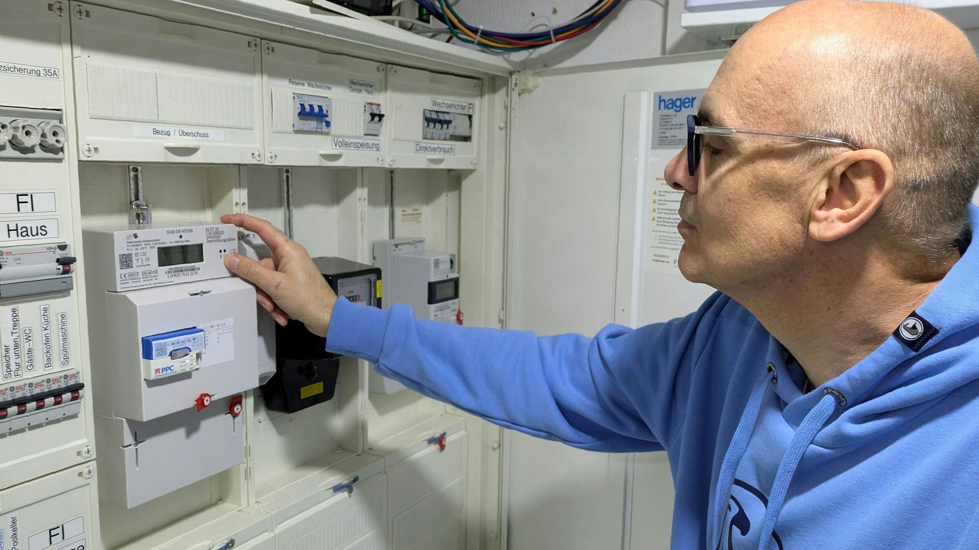 Thomas Löffelbein aus Mechernich blickt auf die Stromzähler in seinem Haus.