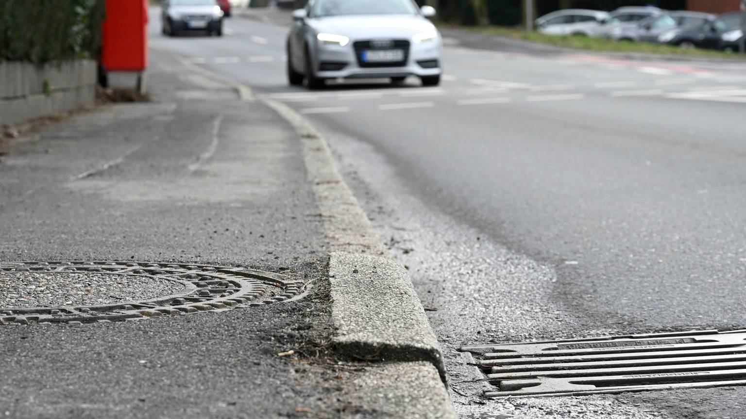 Das Foto zeigt Schlaglöcher auf einer Straße