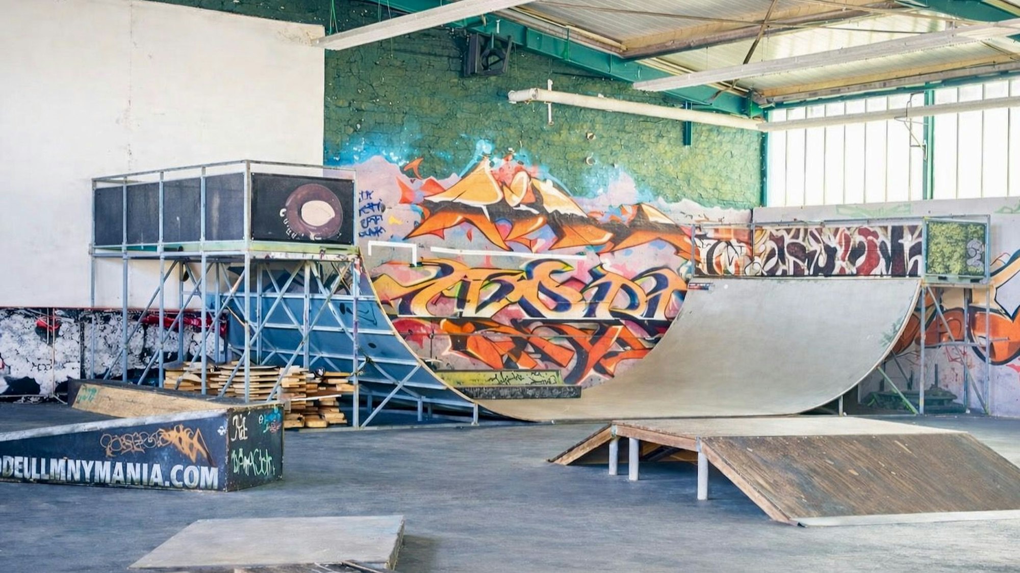 Zu sehen ist eine Skaterrampe in einer Halle.